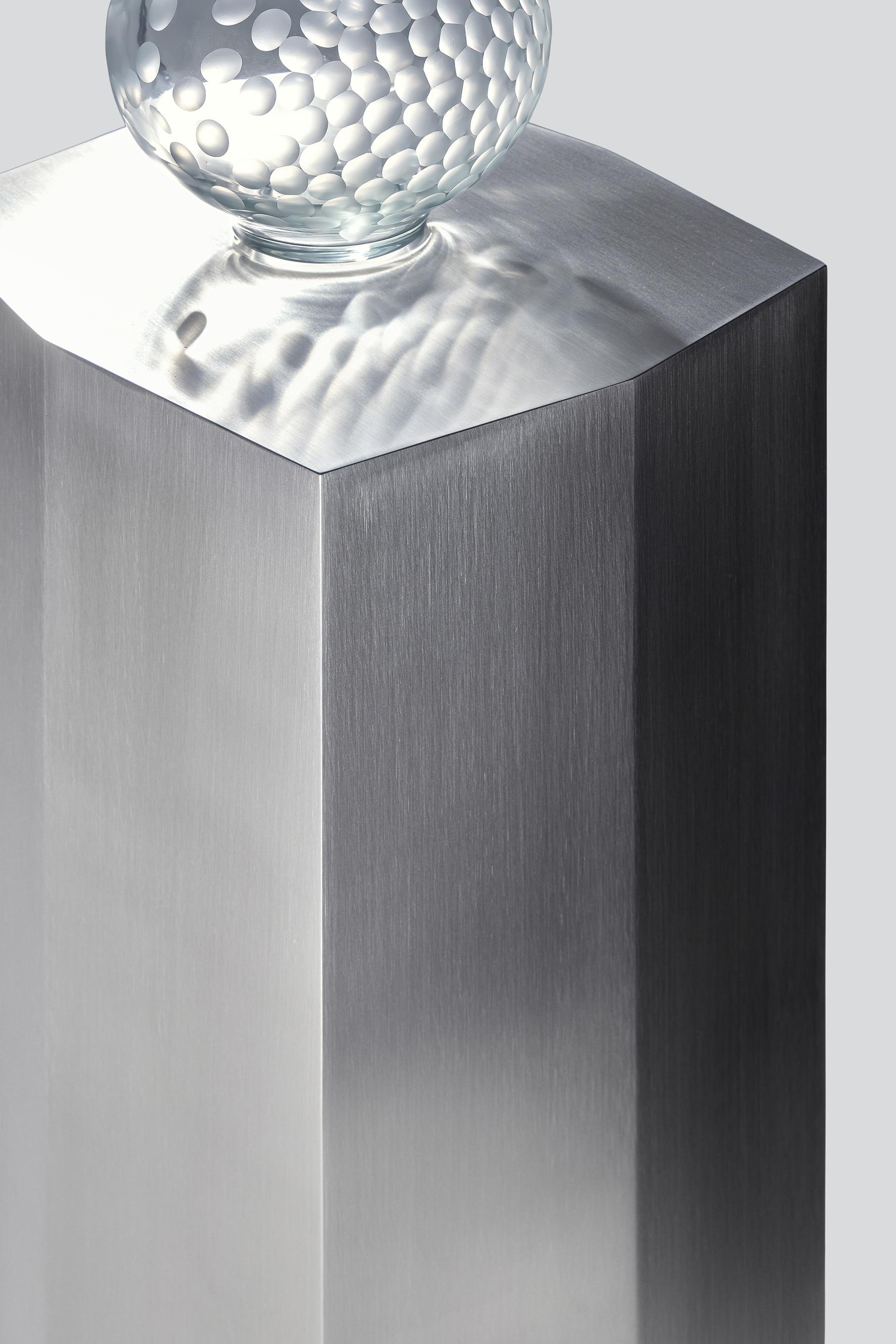 Pedestal geométrico escultural Modern Ame II de acero inoxidable by Zoe Wolker Siglo XXI y contemporáneo en venta