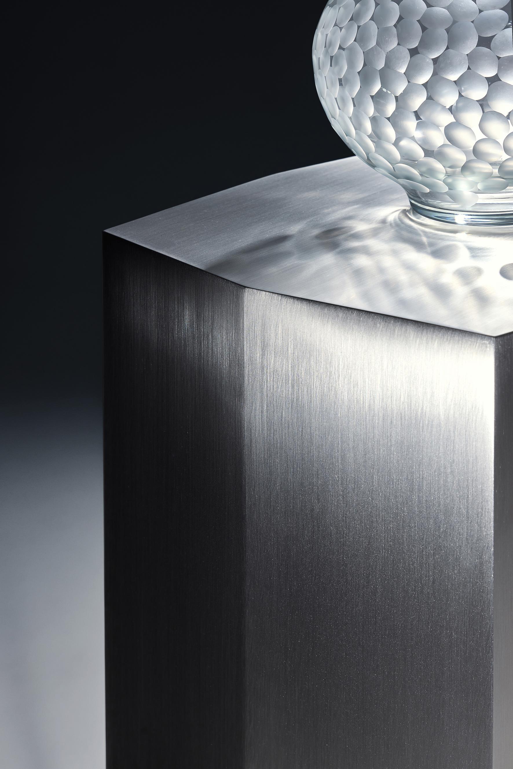 Pedestal geométrico escultural Modern Ame II de acero inoxidable by Zoe Wolker Acero en venta