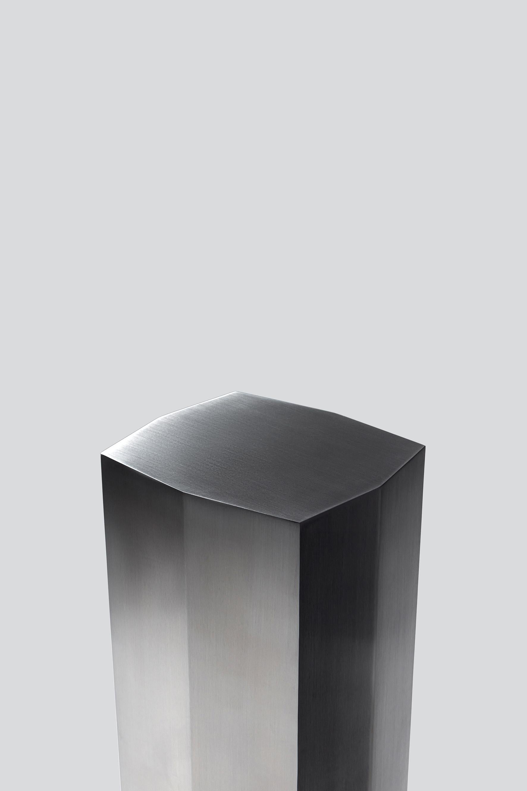 Pedestal geométrico escultural Modern Ame II de acero inoxidable by Zoe Wolker en venta 1