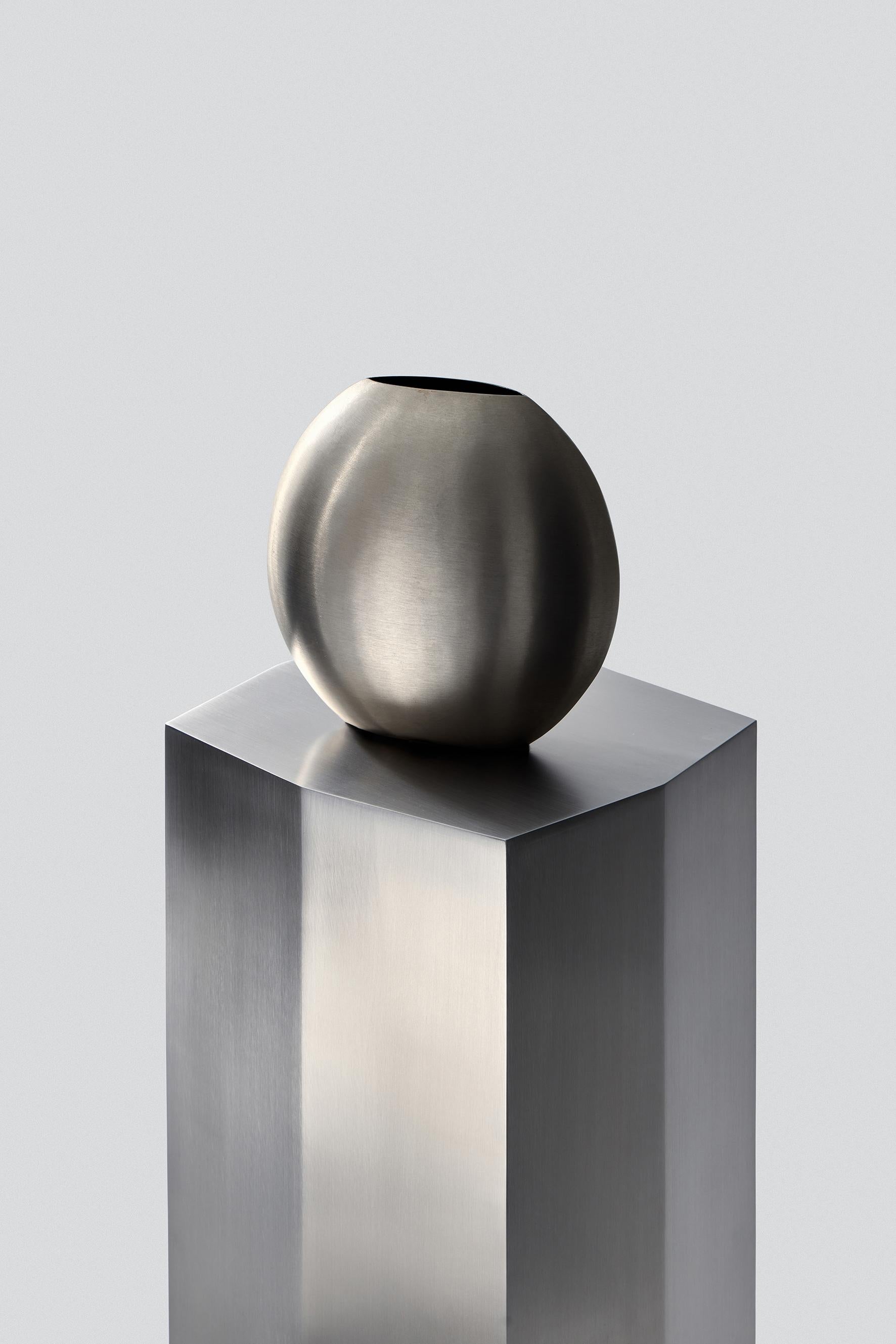 Pedestal geométrico escultural Modern Ame II de acero inoxidable by Zoe Wolker en venta 2