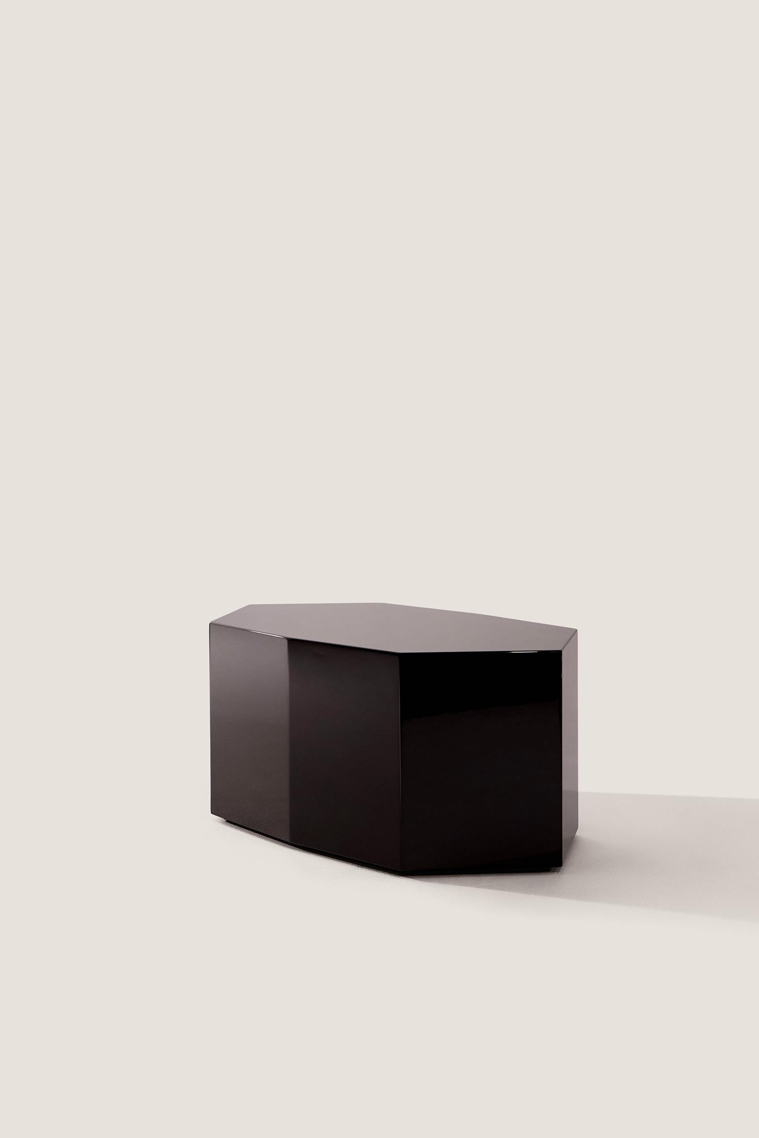 Mesa baja Ame III de Zoe Wolker

14,2″ ALTO × 17,3″ ANCHO × 31,5″ LARGO

MDF Lacado Chocolate Oscuro

Una mesa de centro escultural que equilibra la geometría audaz con la funcionalidad cotidiana. Su superficie de MDF lacado refleja la luz con sutil