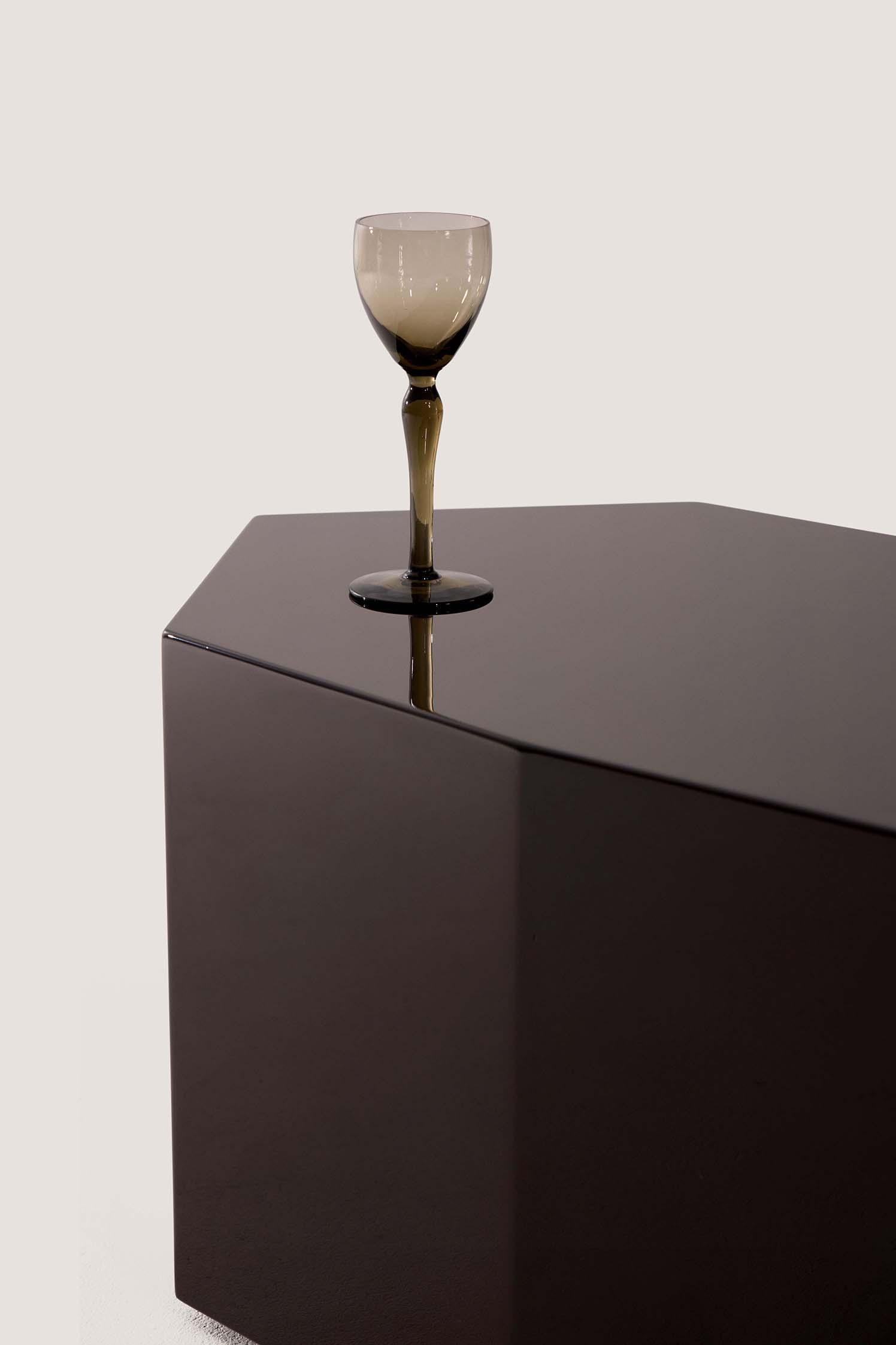 Mesa de centro moderna Ame III de MDF lacado en chocolate oscuro by Zoe Wolker en Nuevo estado para la venta en New York, NY