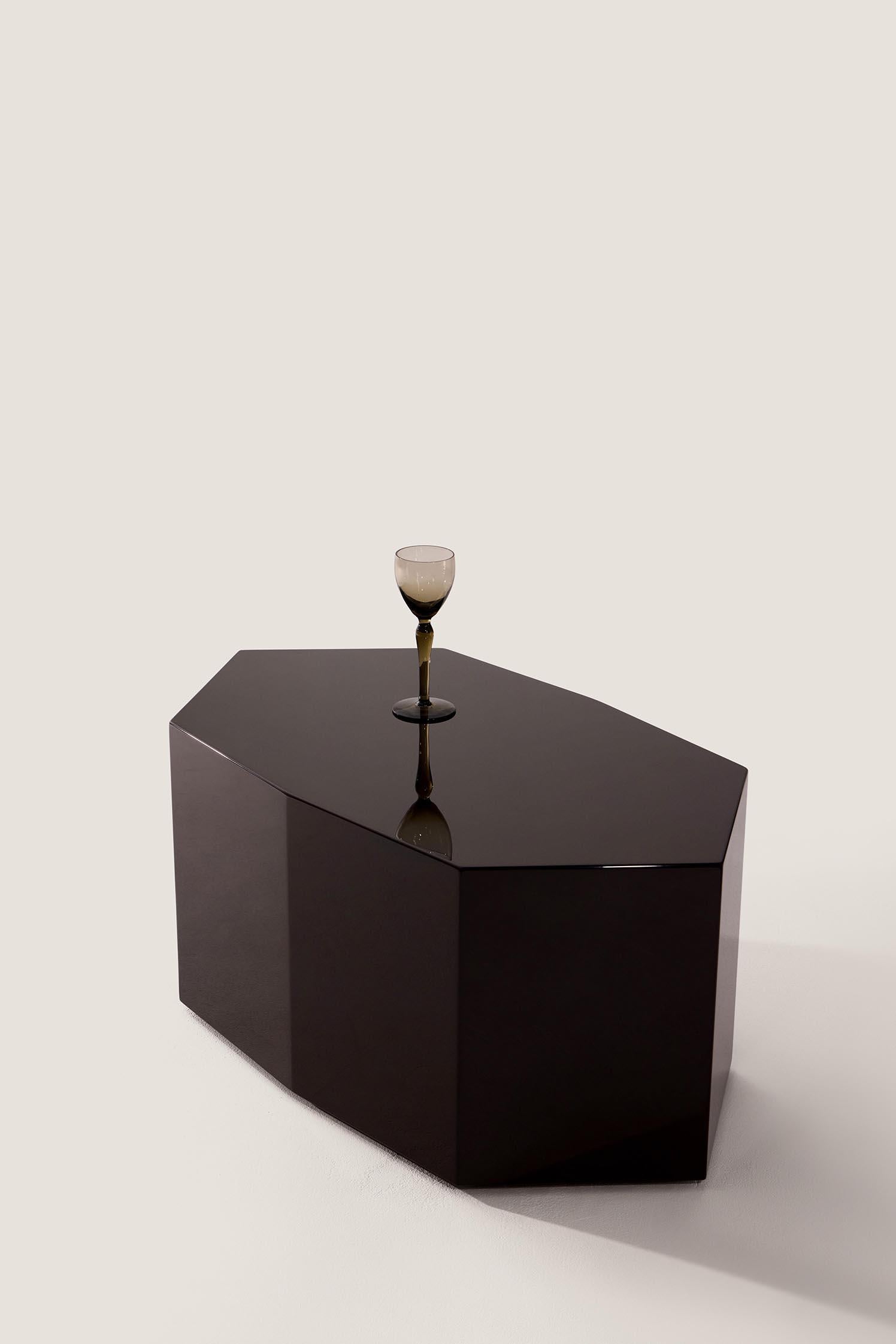 Mesa de centro moderna Ame III de MDF lacado en chocolate oscuro by Zoe Wolker Siglo XXI y contemporáneo en venta