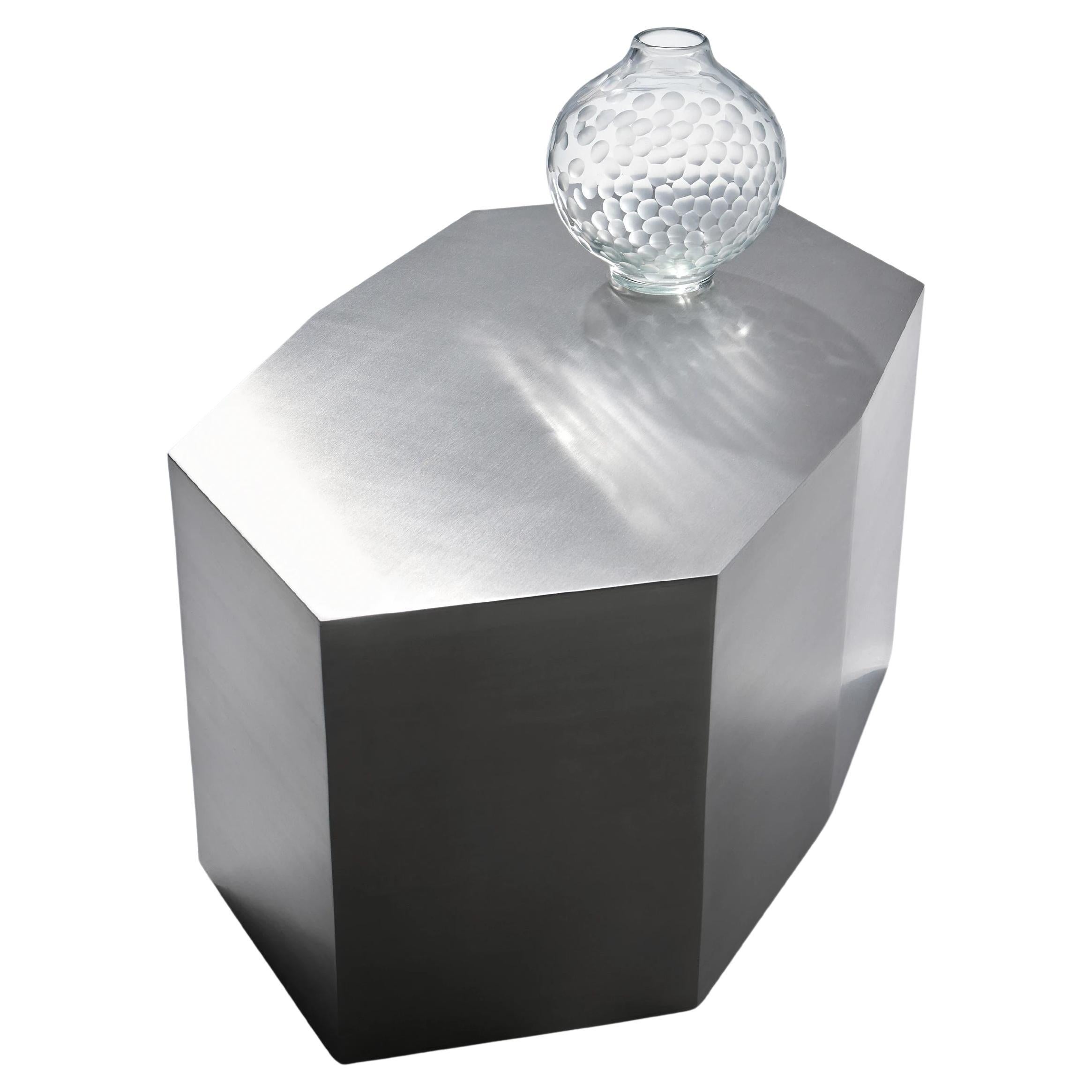 Table basse Ame III par Zoe Wolker

14.2″ H × 17.3″ W × 31.5″ L.

Acier inoxydable brossé

Fabriquée en acier brossé, Ame III est une table basse raffinée qui équilibre minimalisme et présence audacieuse. Sa forme géométrique et sa surface polie
