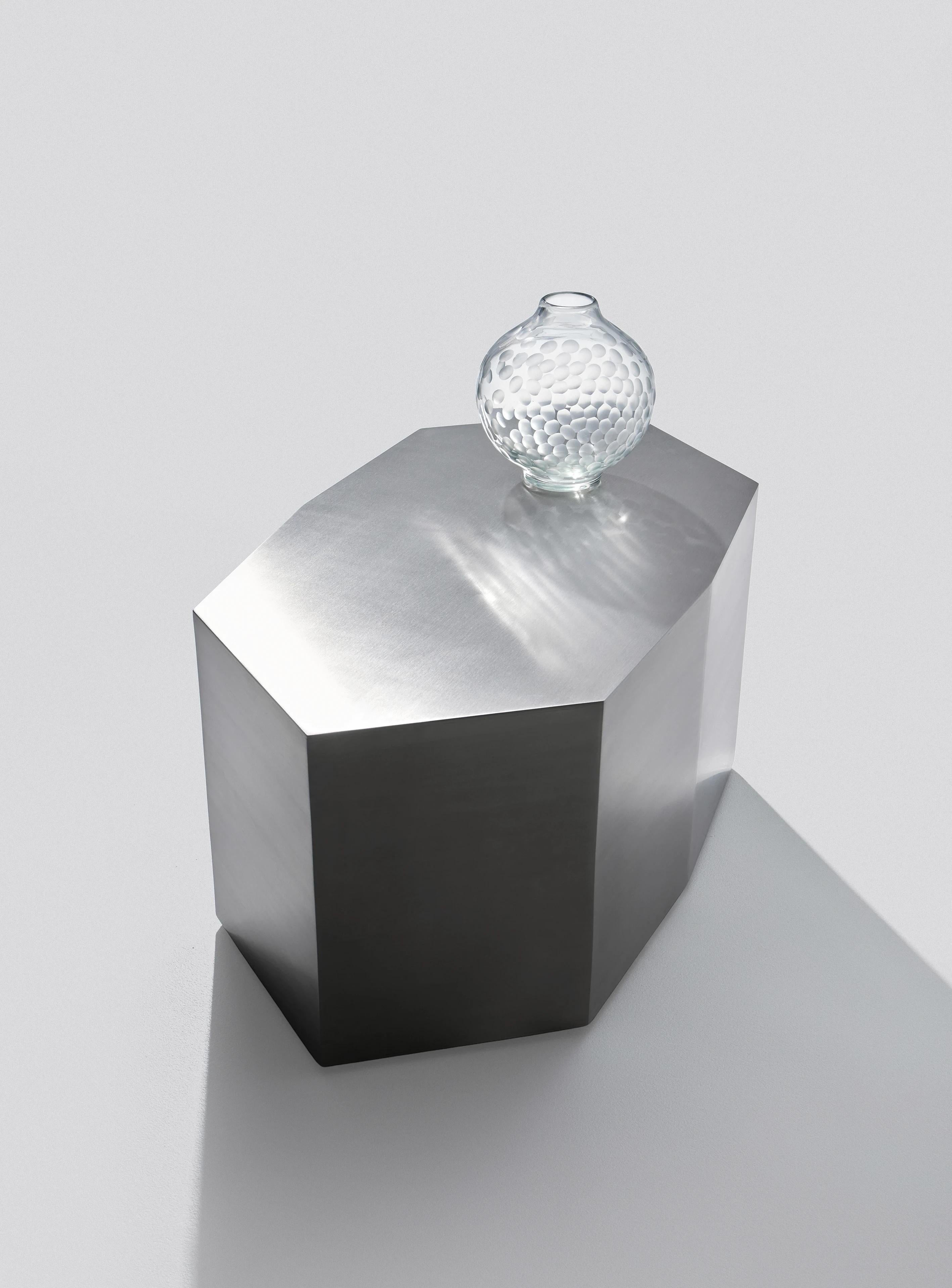 Moderne Table basse sculpturale moderne Ame III en acier inoxydable brossé par Zoe Wolker en vente