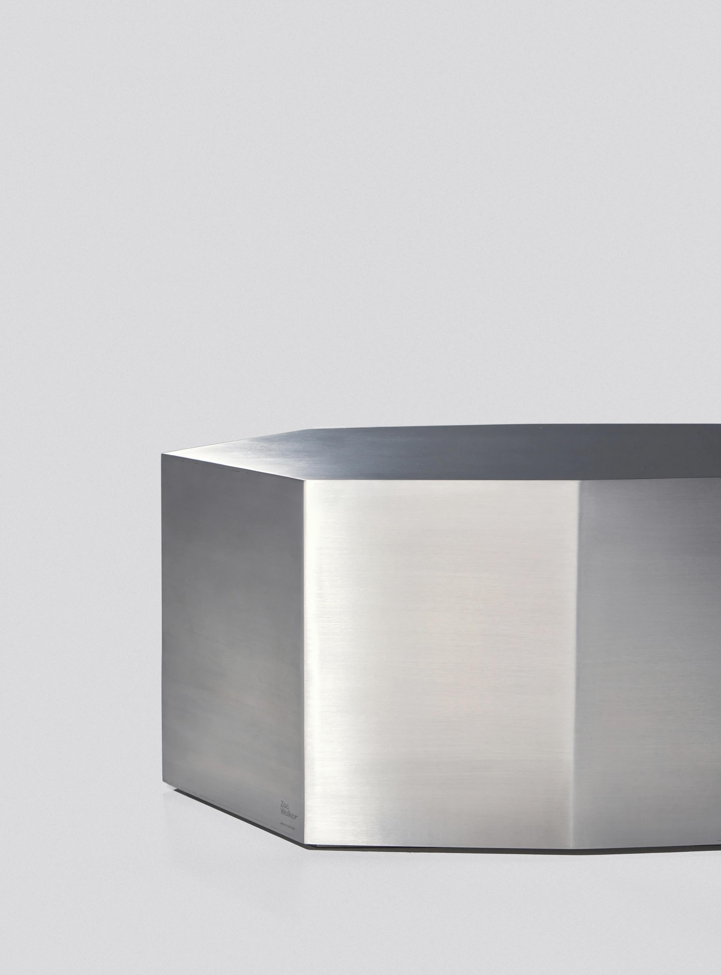 Acier Table basse sculpturale moderne Ame III en acier inoxydable brossé par Zoe Wolker en vente