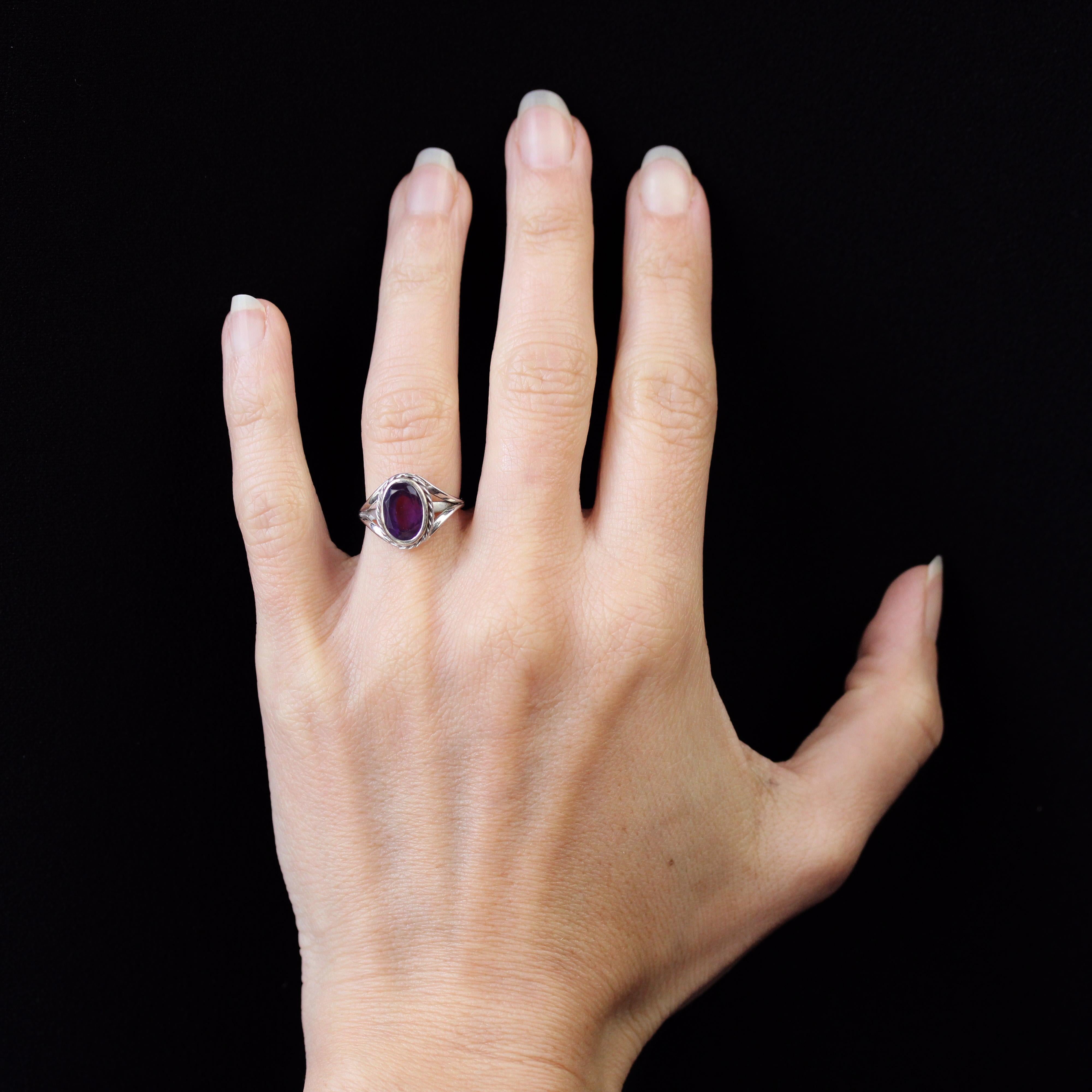 Bague en or blanc 18 carats, poinçon tête d'aigle.
Cette bague présente une améthyste ovale sertie dans un chaton entouré d'un anneau torsadé, l'anneau se rejoignant de part et d'autre de la pierre.
Poids de l'améthyste : 1,50 carat environ.
Hauteur