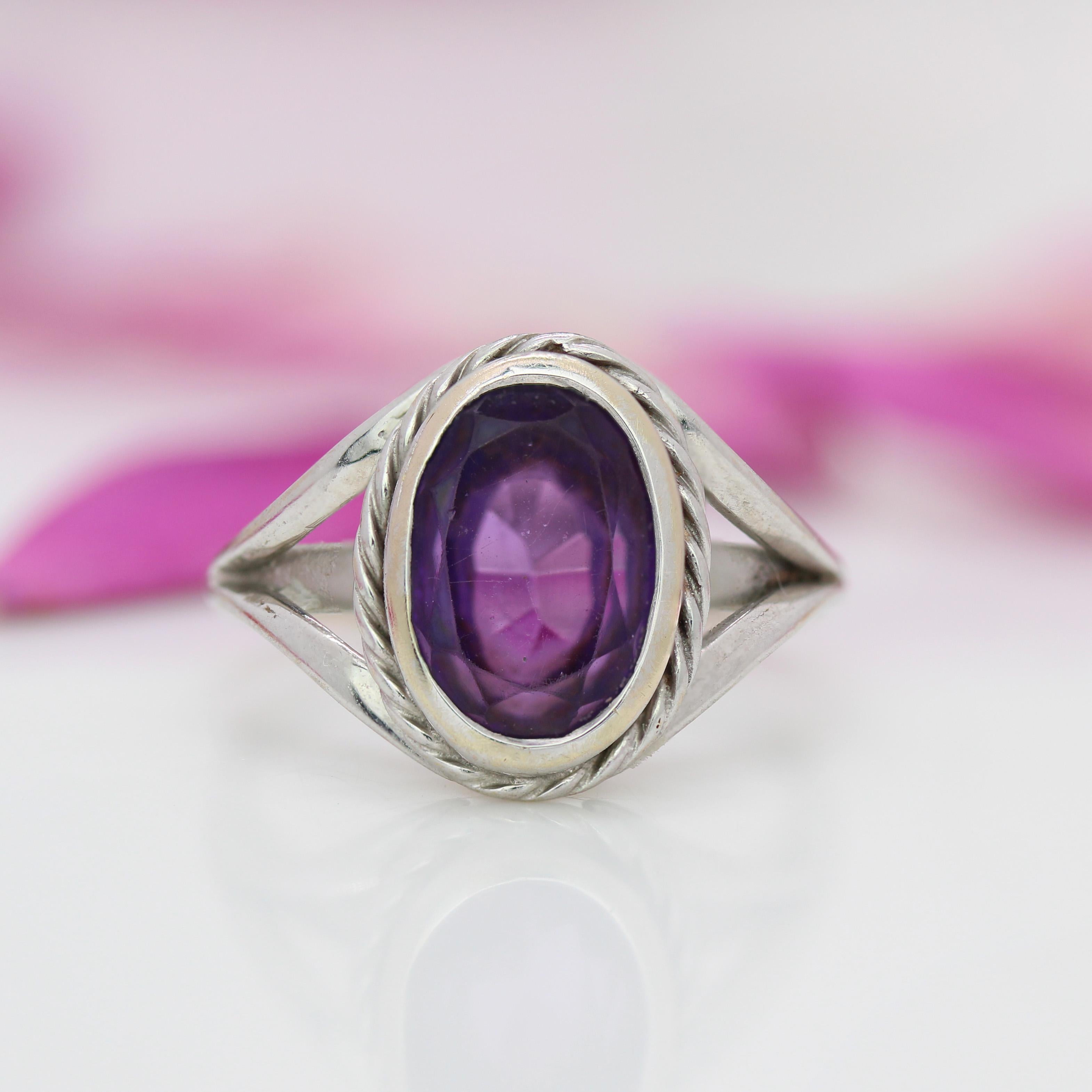 Moderne Bague torsadée moderne en or blanc 18 carats avec améthyste en vente