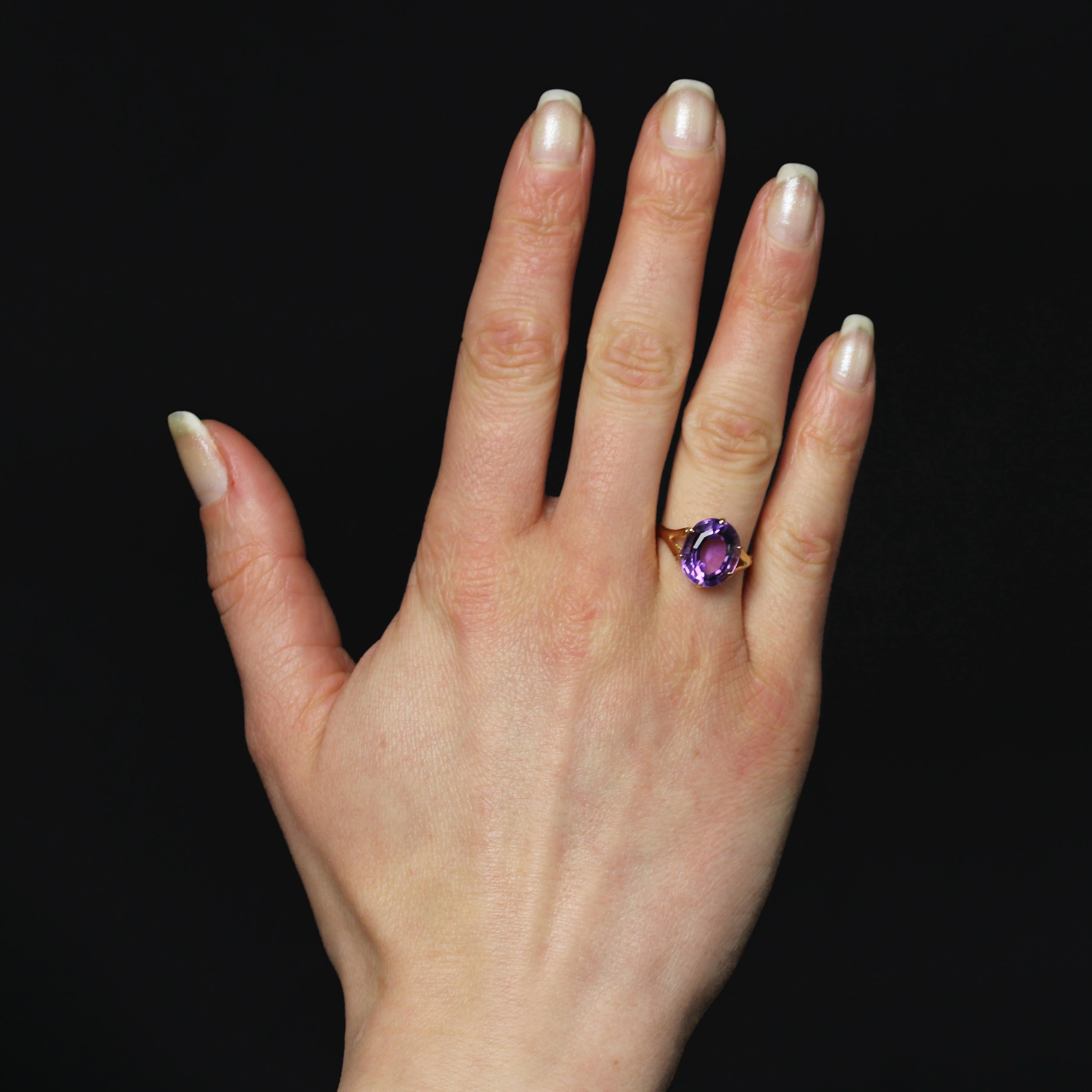 Ring in 18 karat yellow gold.
This second-hand ring features a large amethyst set in 6 claws. The amethyst is held on either side by 2x2 gold blades.
Weight of the amethyst : 4,40 carats approximately.
Height : 12.8 mm approximately, width : 10 mm