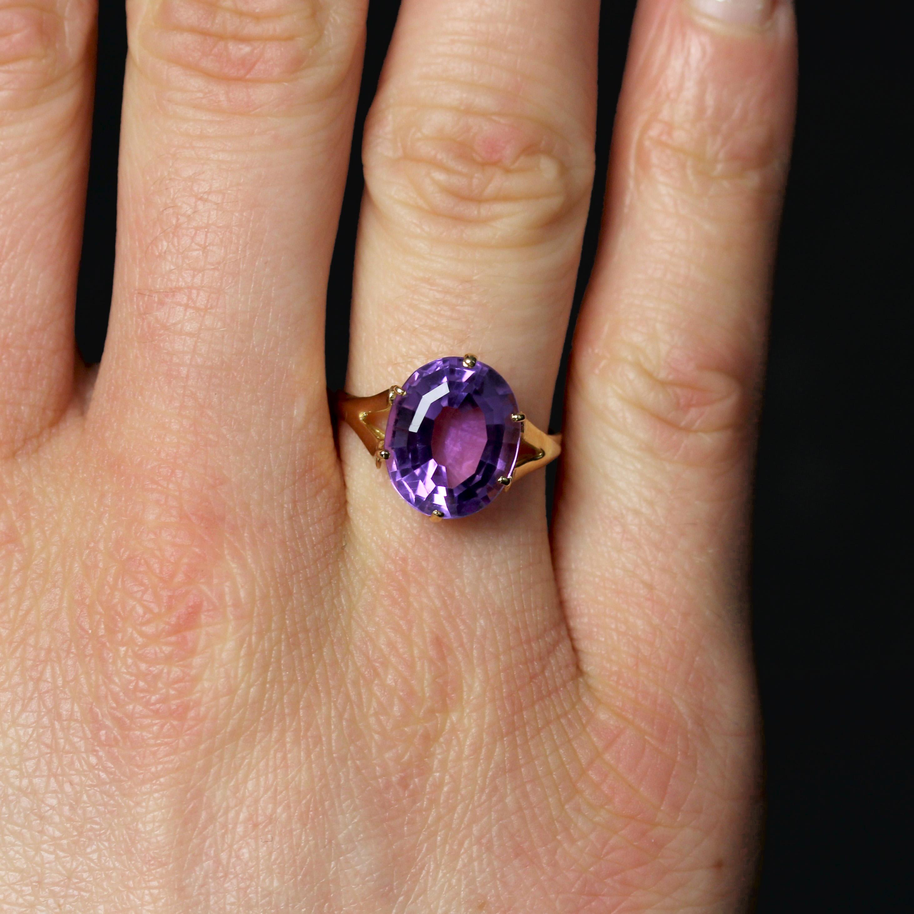 Modern Amethyst 18 Karat Yellow Gold Cocktail Ring For Sale 1