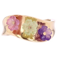 Anello moderno con ametista, prasiolite e tormalina incisa a forma di fiore in oro giallo 18 carati