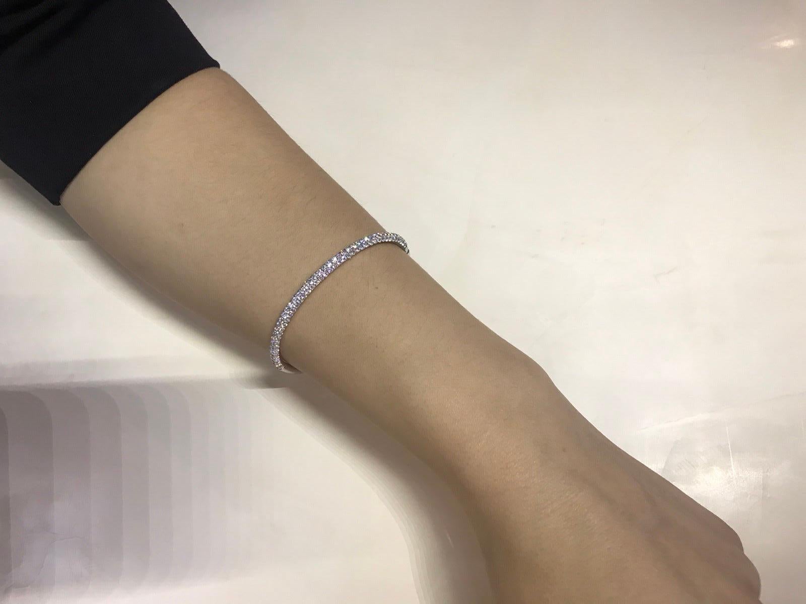 Modern and Chick Diamond Fine Jewellery White Gold Bangle Bracelet In New Condition For Sale In Montreux, CH