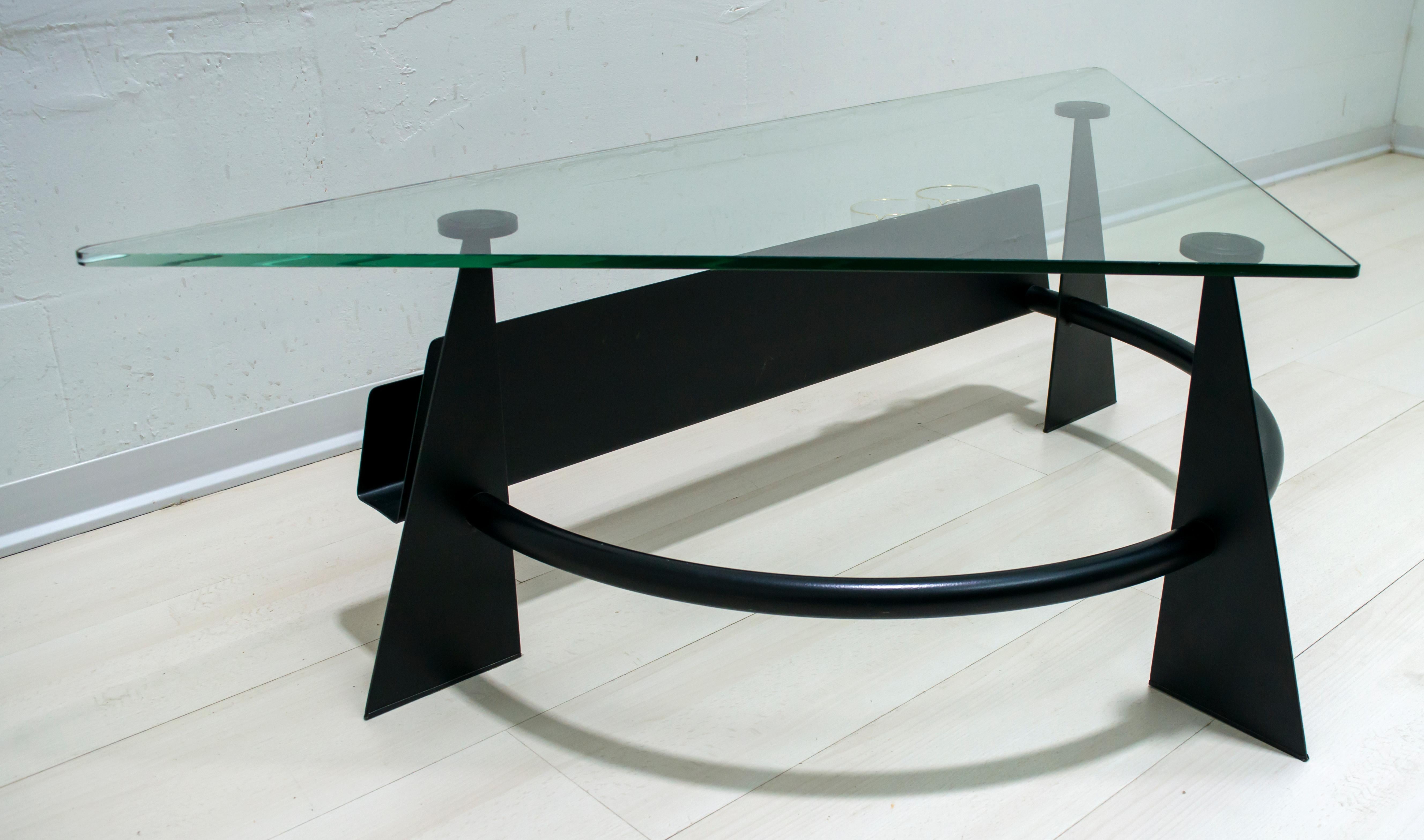 Table basse italienne moderne et contemporaine en métal noirci et plateau en verre, 1990 en vente 4