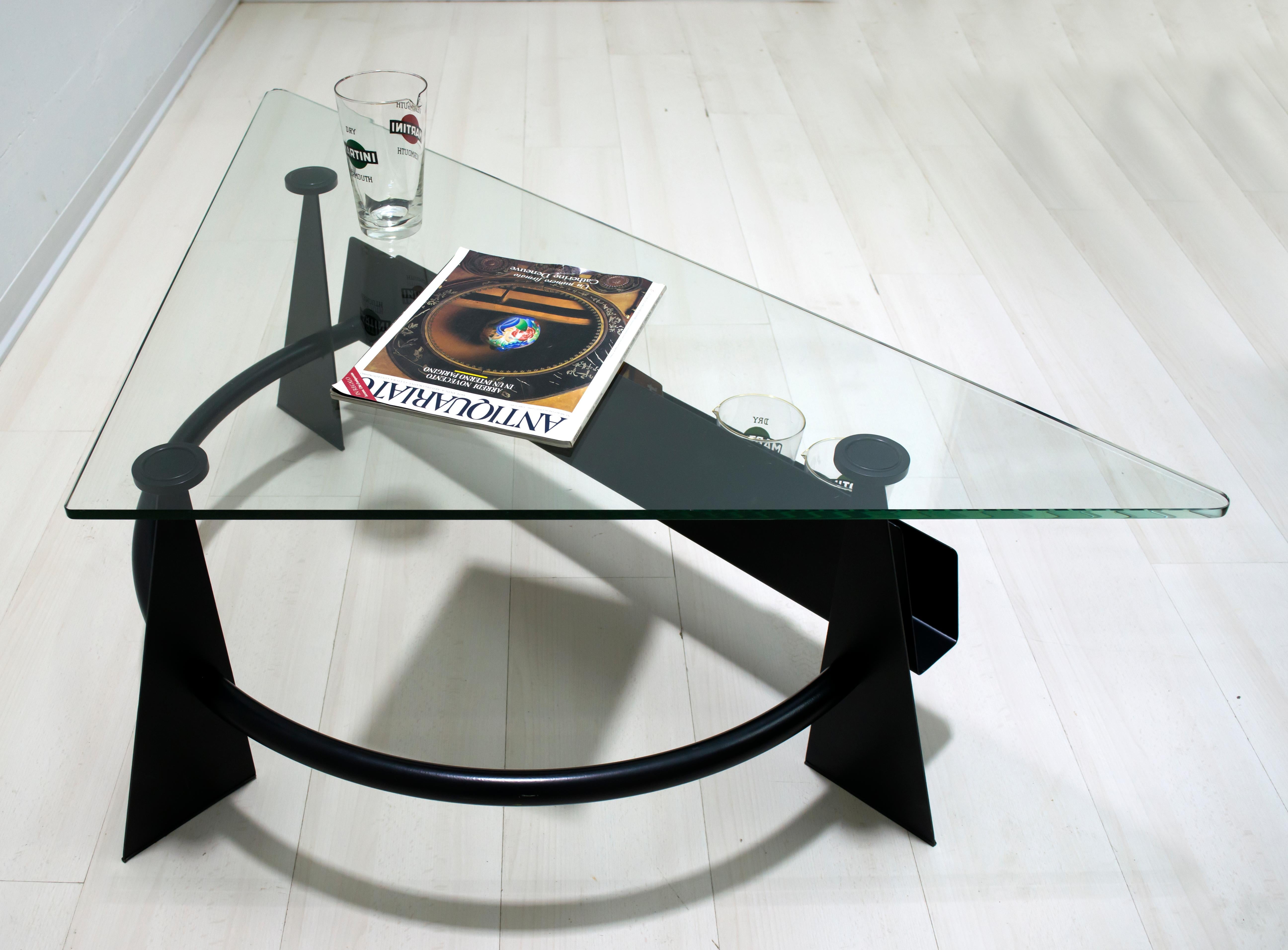 Métal Table basse italienne moderne et contemporaine en métal noirci et plateau en verre, 1990 en vente
