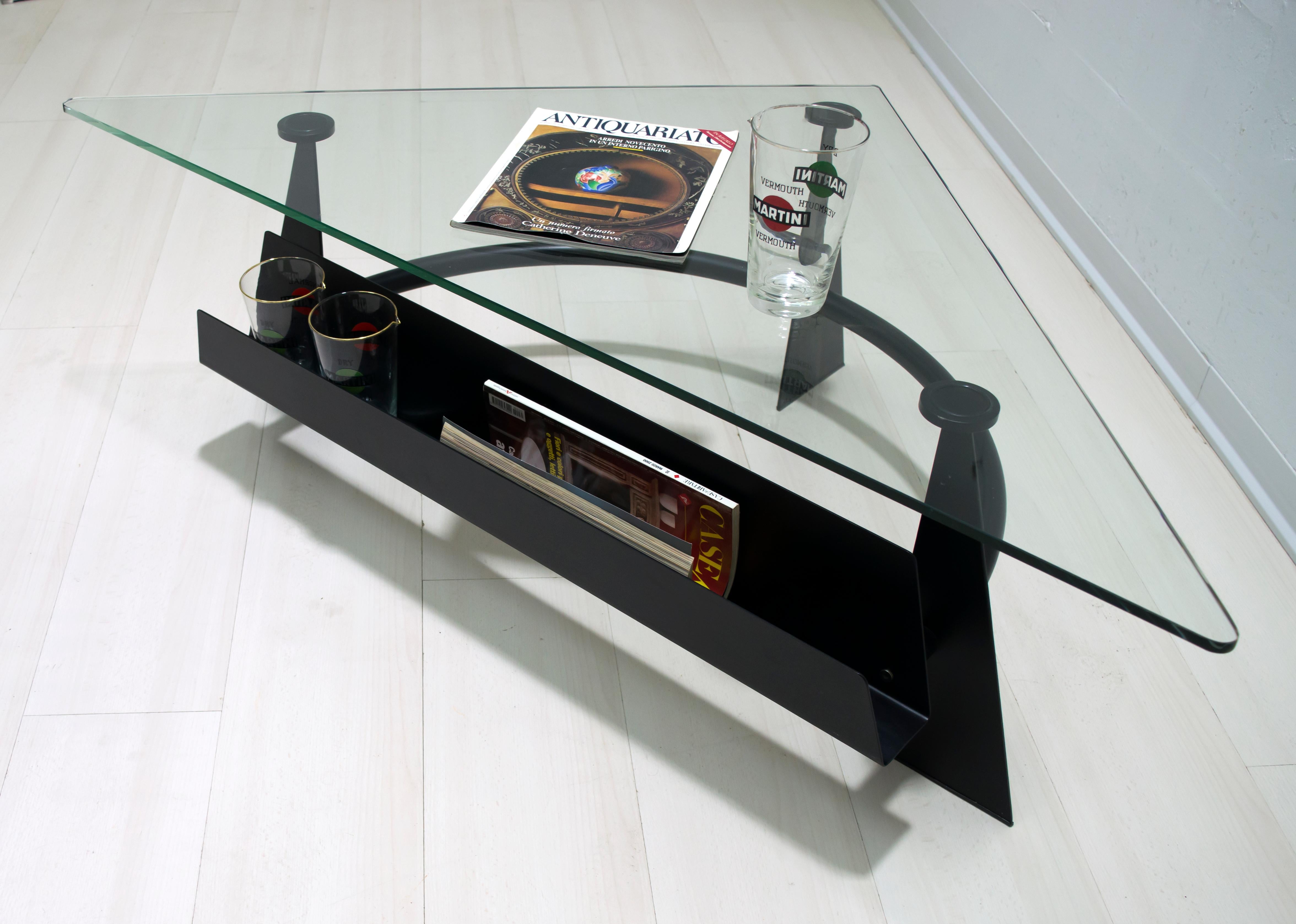 Table basse italienne moderne et contemporaine en métal noirci et plateau en verre, 1990 en vente 1