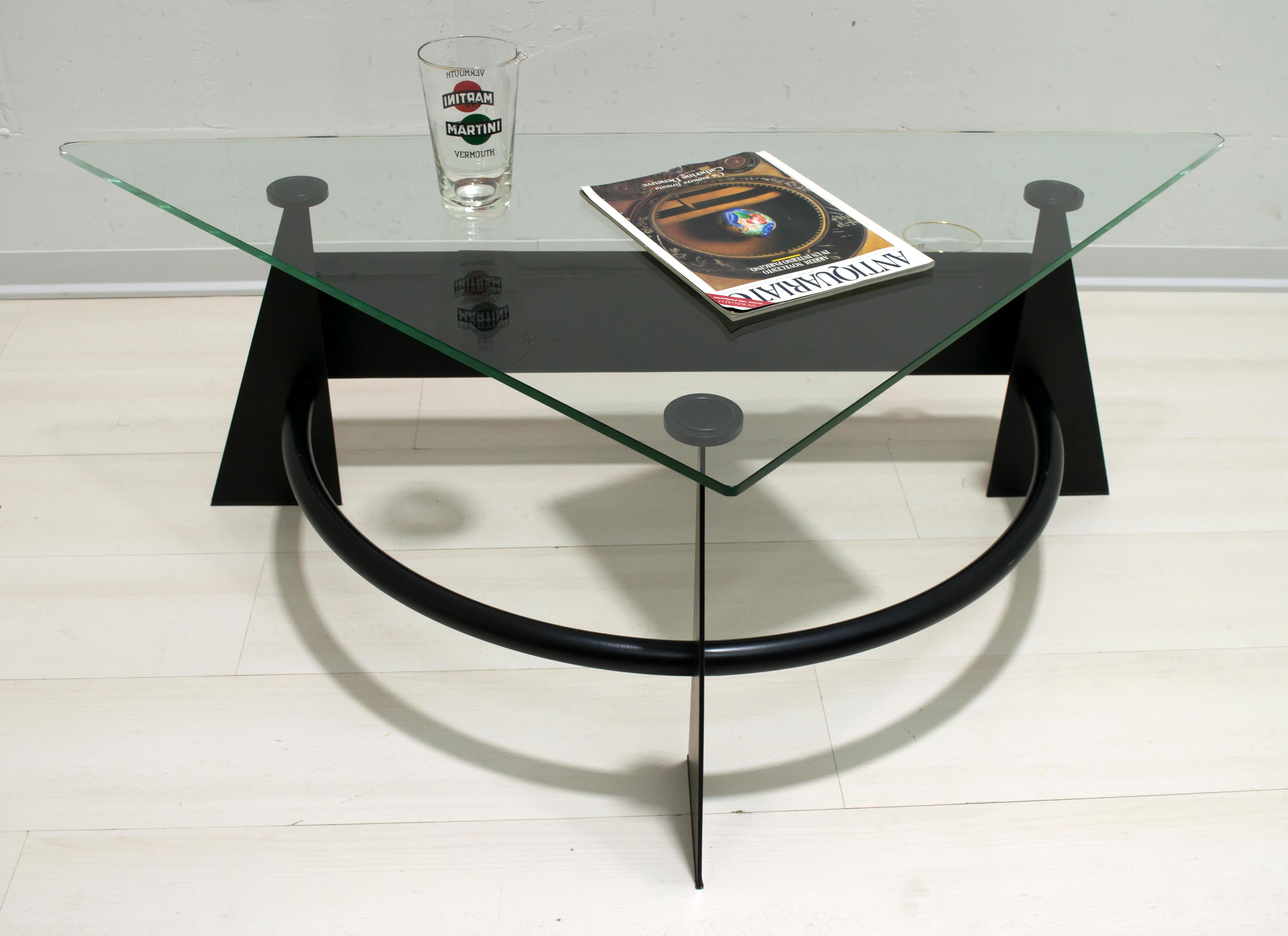 Moderner und zeitgenössischer italienischer Couchtisch aus geschwärztem Metall und Glasplatte, 1990 im Angebot 3