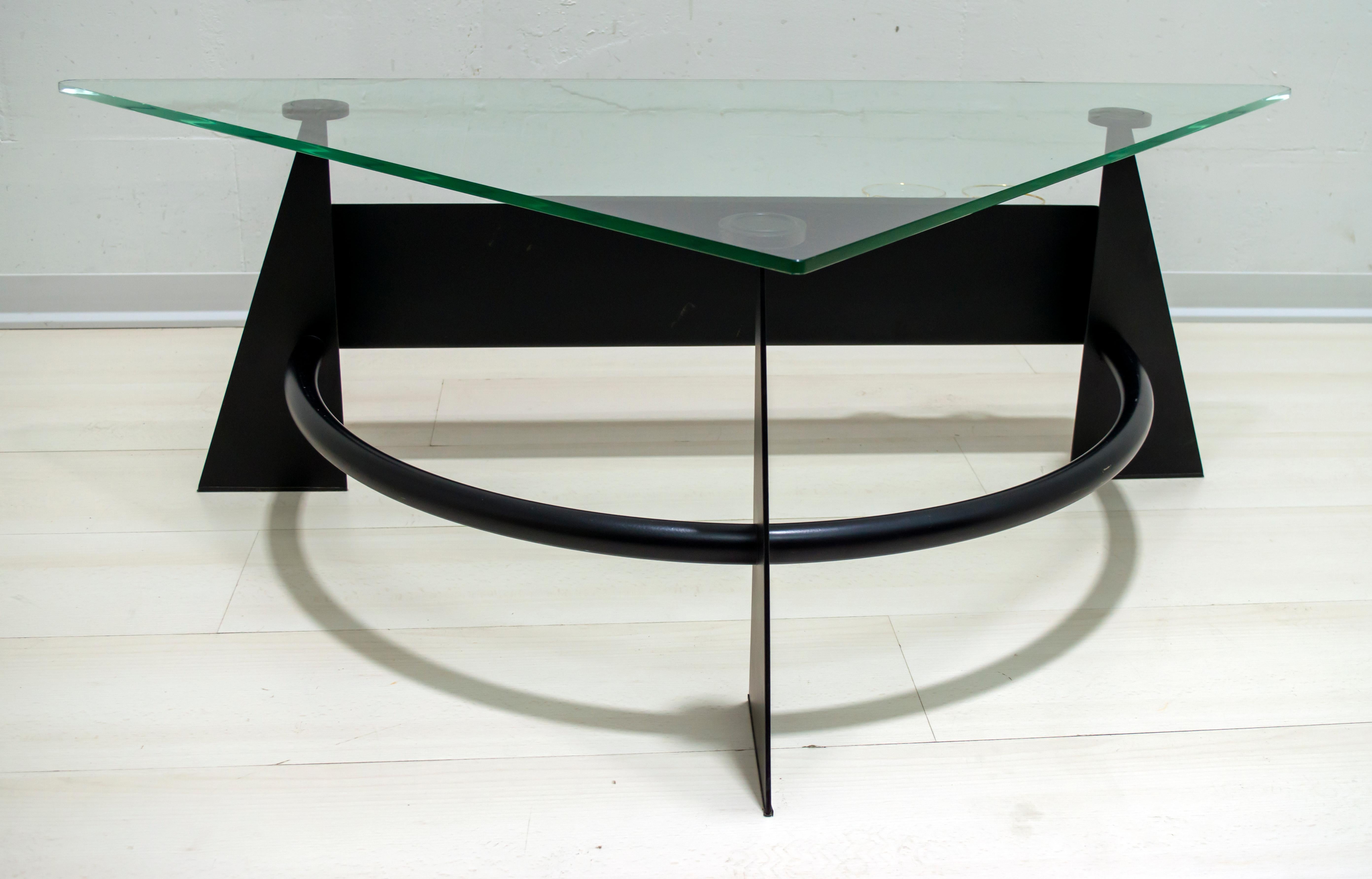 Table basse italienne moderne et contemporaine en métal noirci et plateau en verre, 1990 en vente 3
