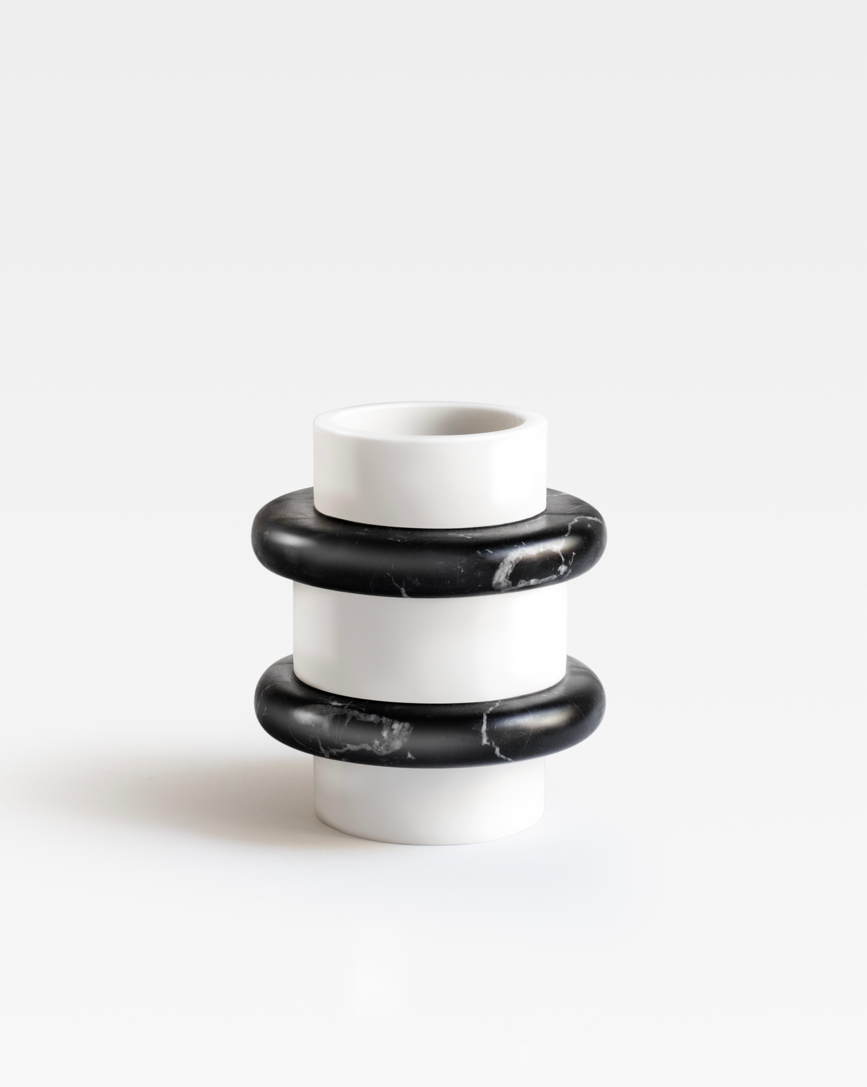 Minimalismo Vaso di marmo moderno ed elegante in bianco e nero, edizione limitata, Italia in vendita