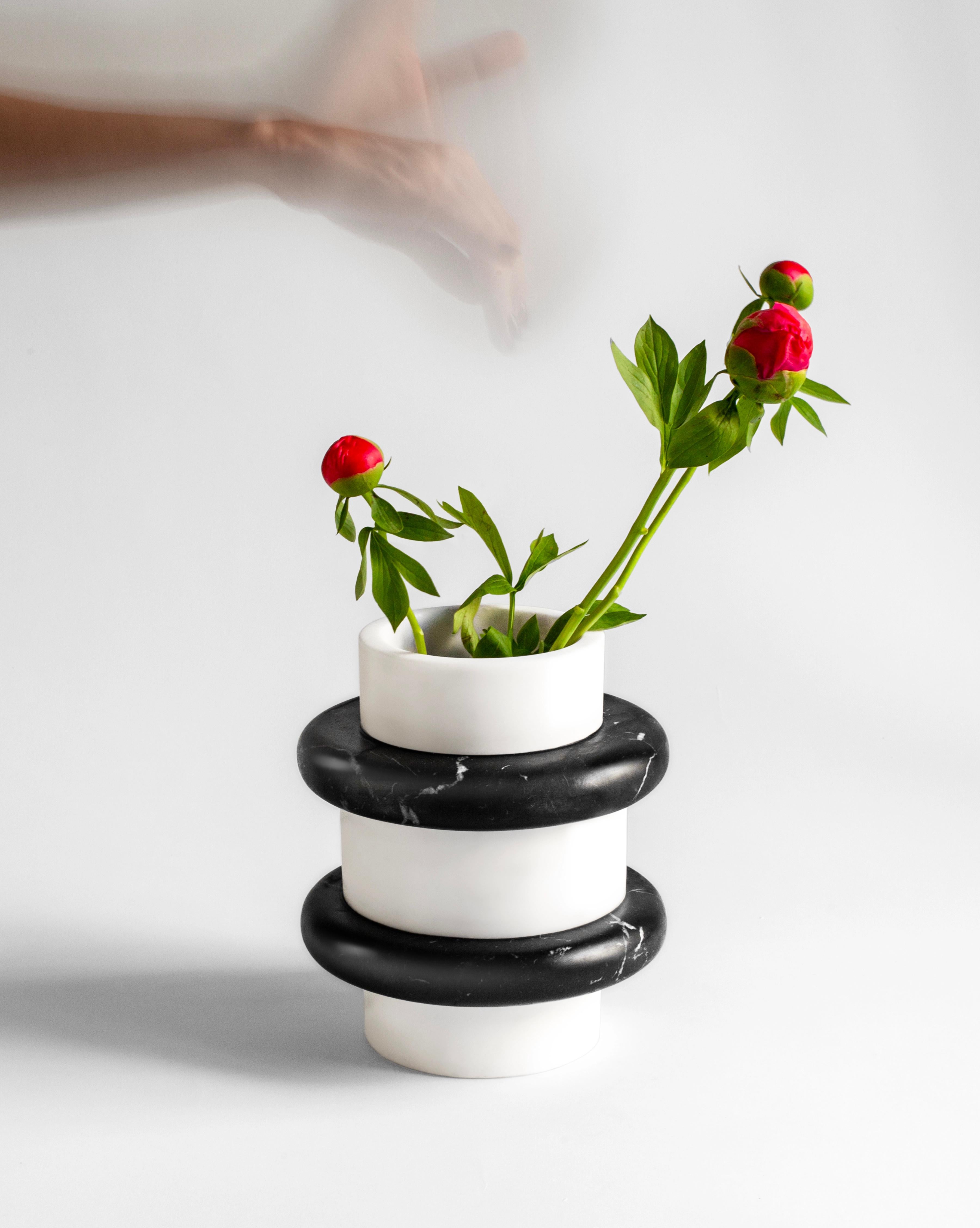 Italiano Vaso di marmo moderno ed elegante in bianco e nero, edizione limitata, Italia in vendita