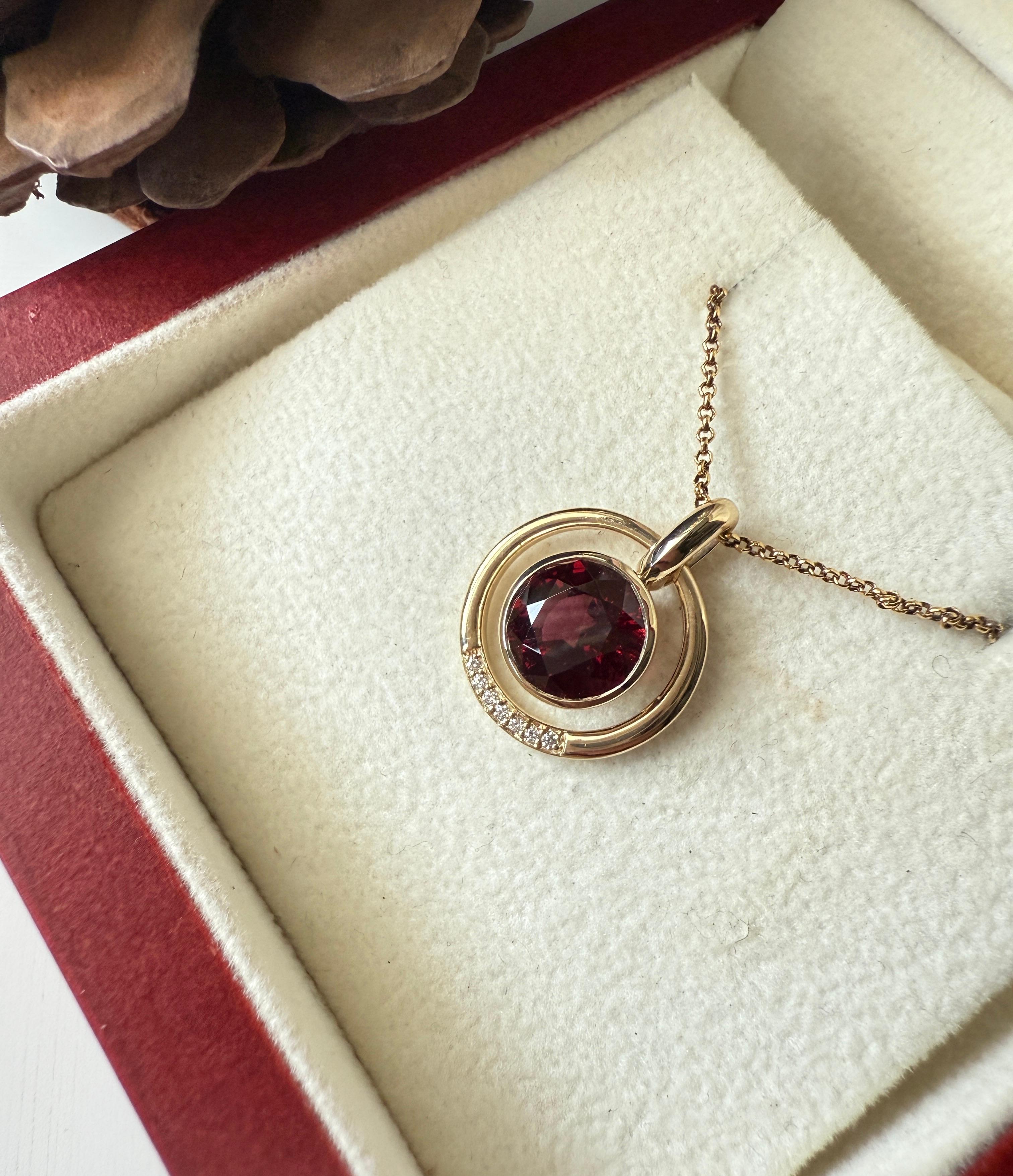 Pendentif moderne et élégant en or jaune avec grenat tanzanien et diamants blancs en vente 5