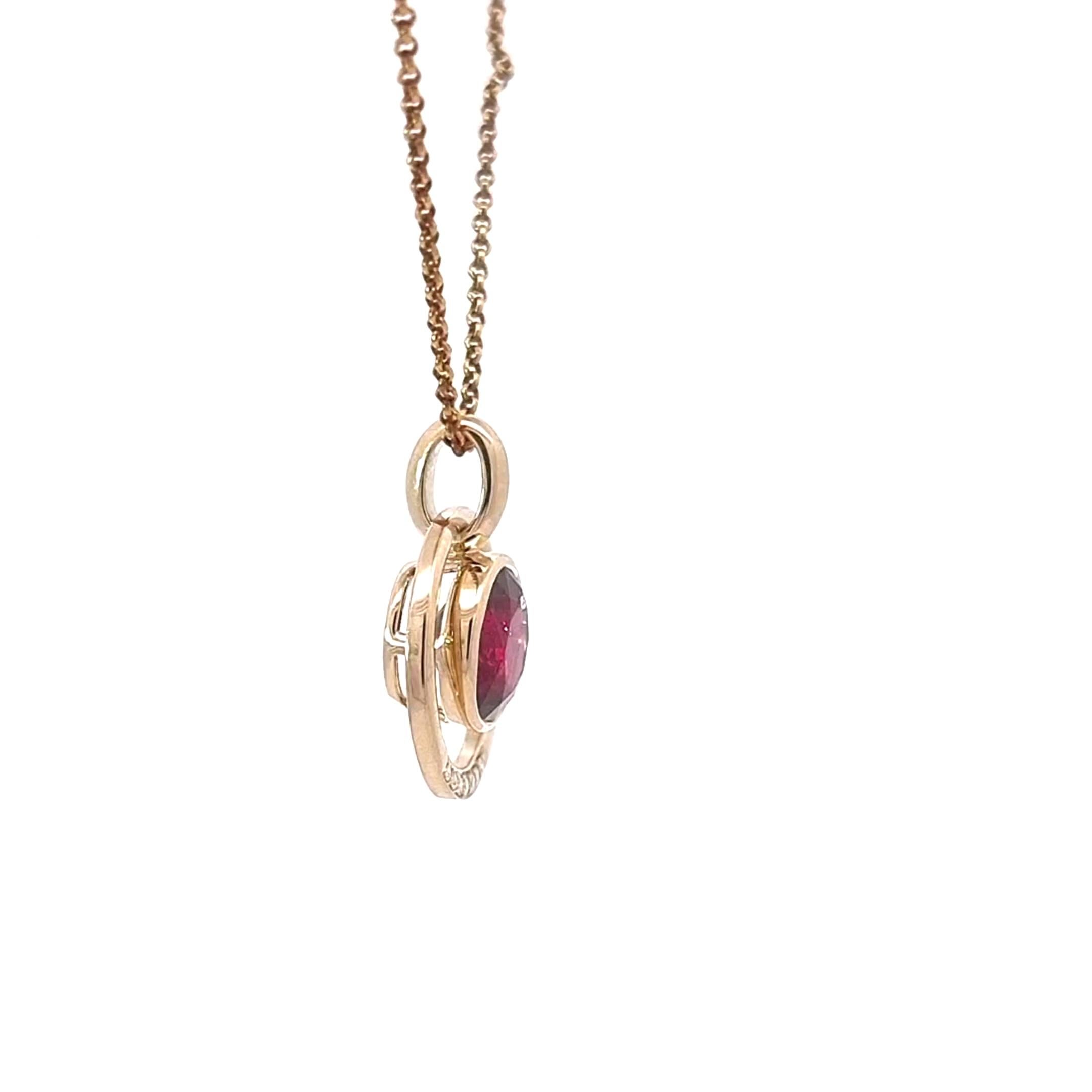 Taille ronde Pendentif moderne et élégant en or jaune avec grenat tanzanien et diamants blancs en vente