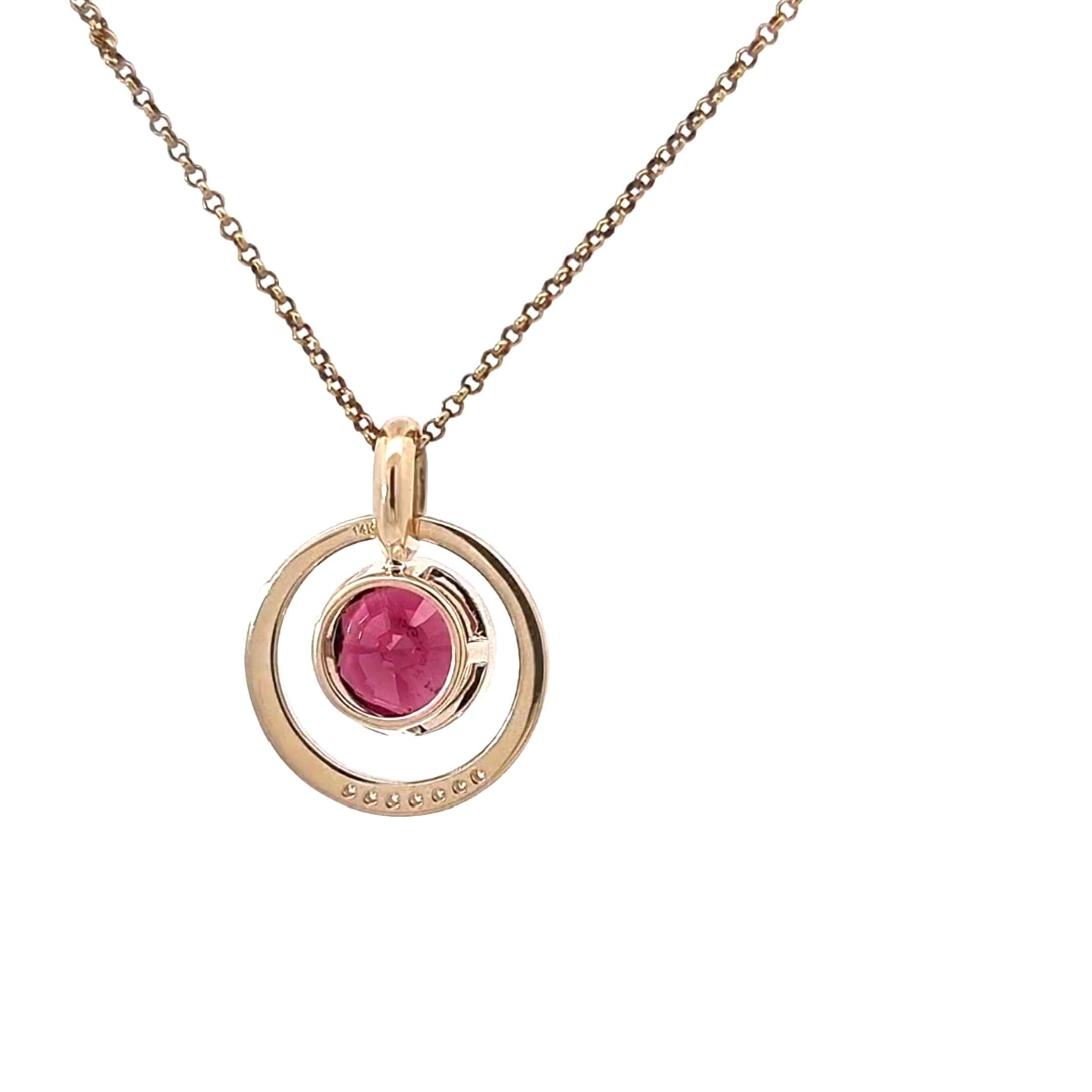 Pendentif moderne et élégant en or jaune avec grenat tanzanien et diamants blancs Neuf - En vente à ประเวศ, TH