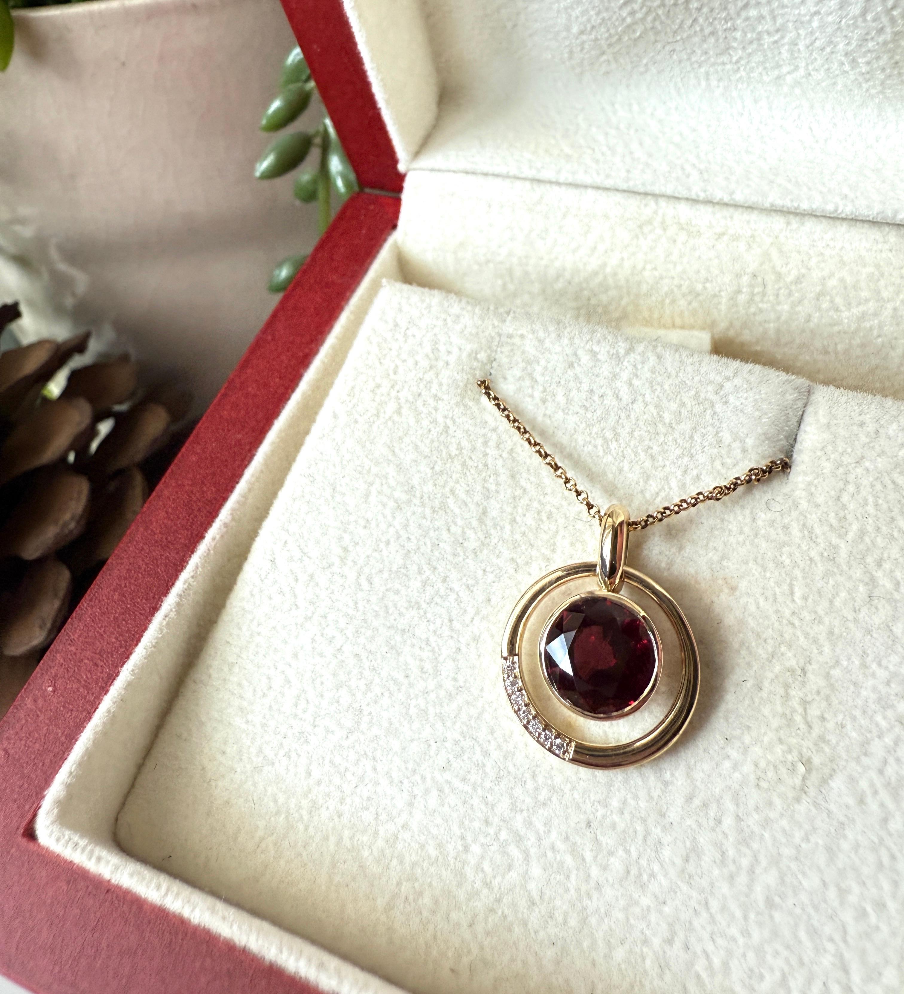 Pendentif moderne et élégant en or jaune avec grenat tanzanien et diamants blancs Pour femmes en vente