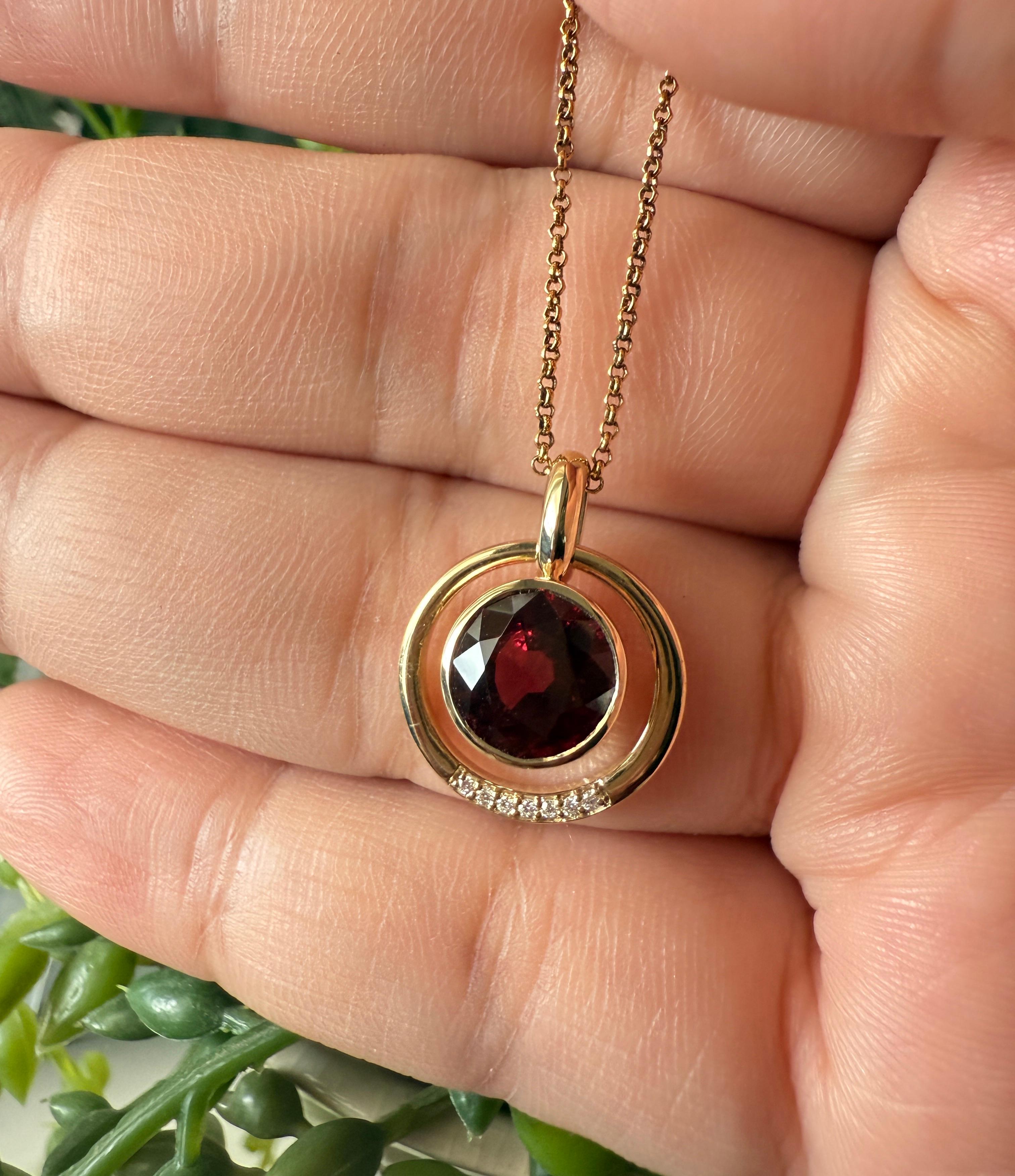 Pendentif moderne et élégant en or jaune avec grenat tanzanien et diamants blancs en vente 1