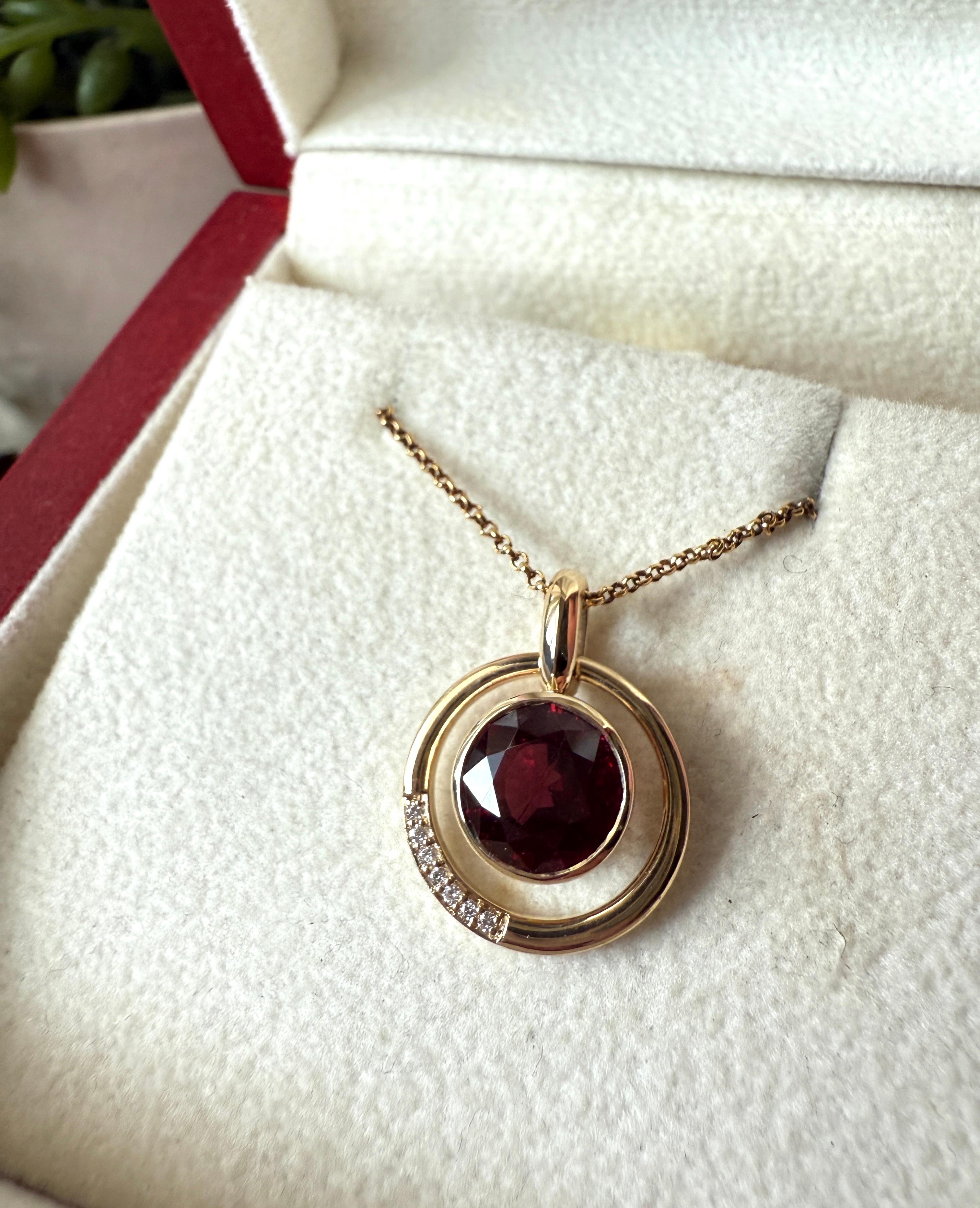 Pendentif moderne et élégant en or jaune avec grenat tanzanien et diamants blancs en vente 2