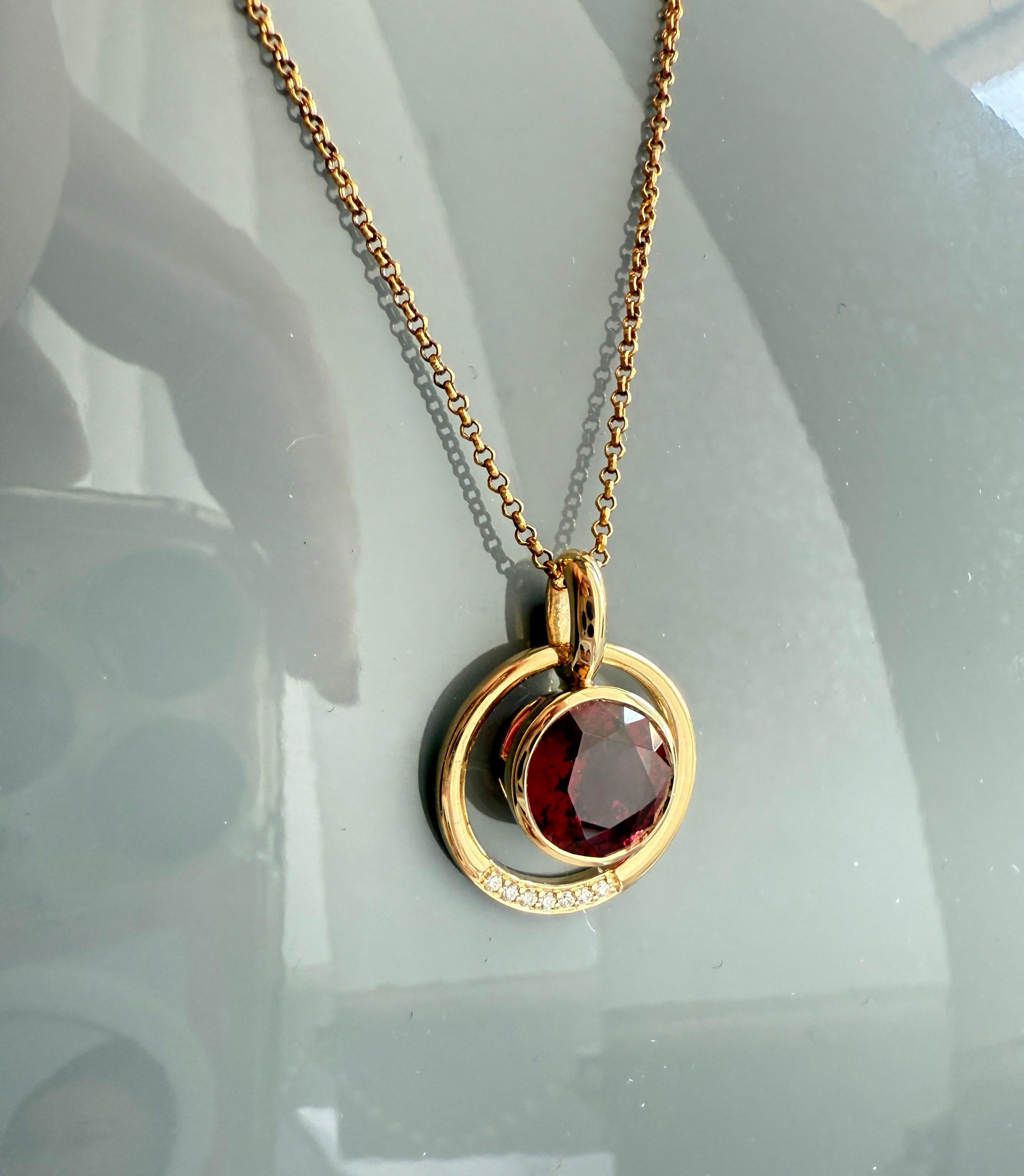 Pendentif moderne et élégant en or jaune avec grenat tanzanien et diamants blancs en vente 3