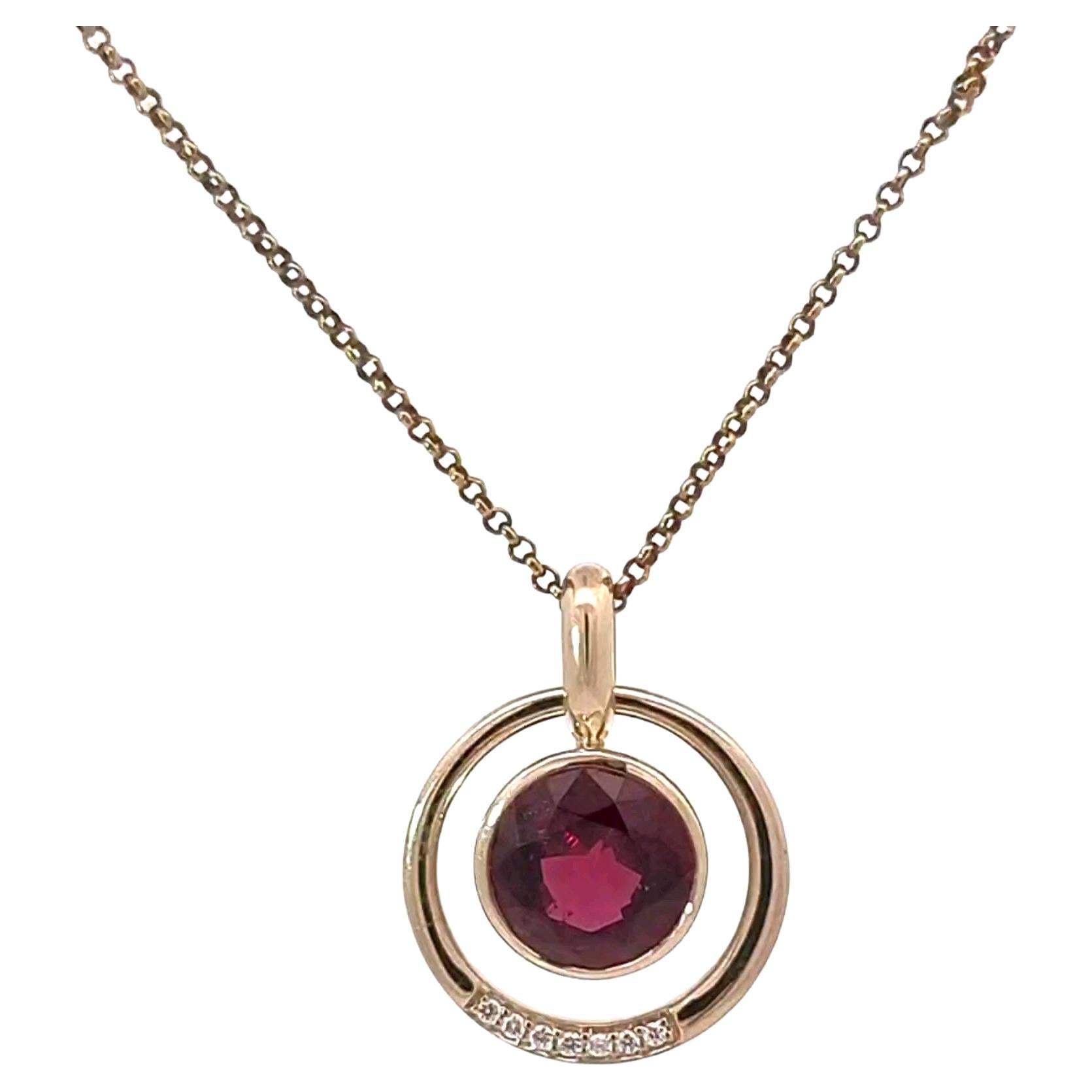 Pendentif moderne et élégant en or jaune avec grenat tanzanien et diamants blancs