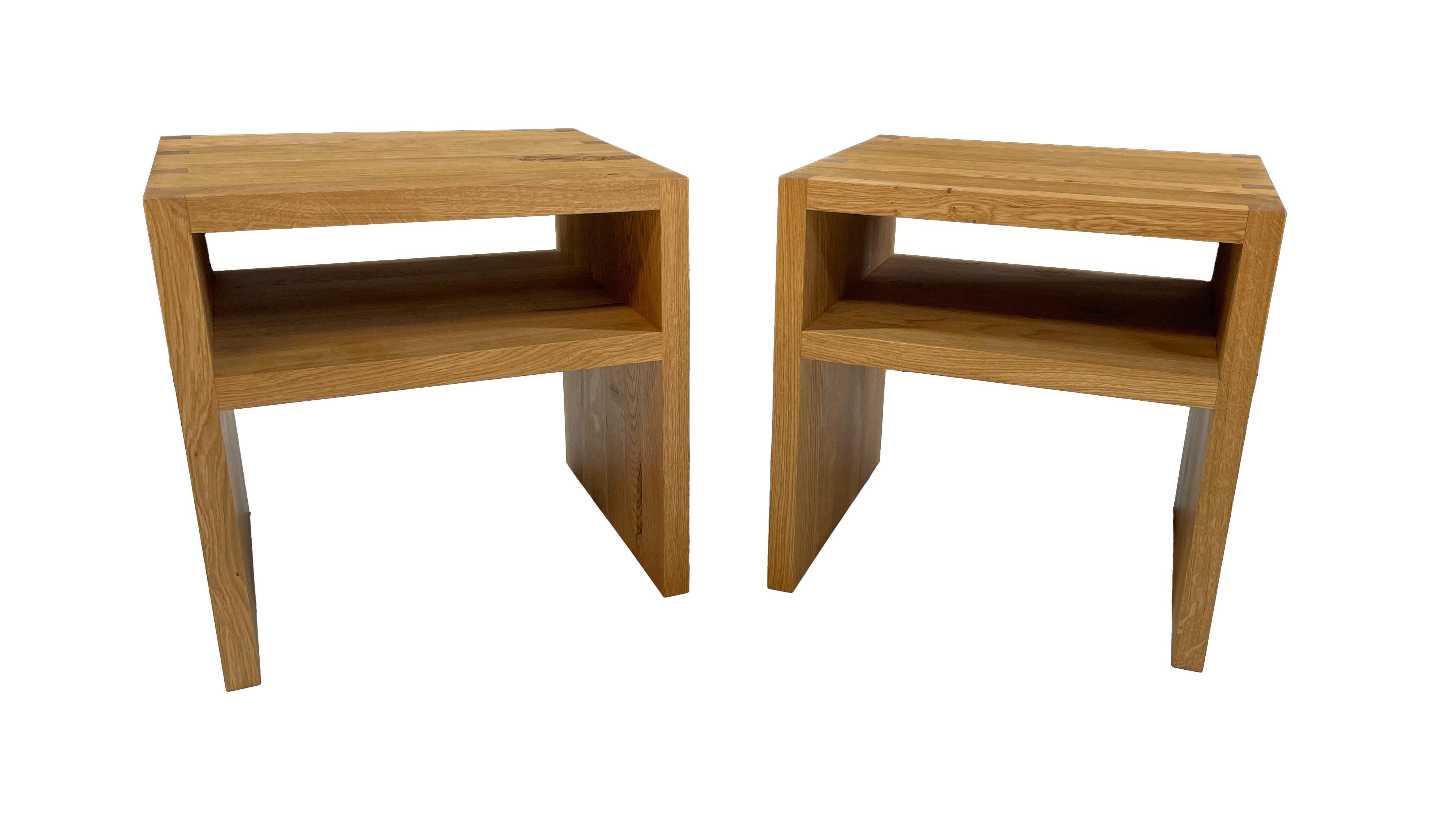 These two solid oak bedside tables are handmade and oiled. Both bedside cabinets are also available in other materials and surfaces upon request. The wood connection consists of a classic tine connection. The price refers to one bedside table only.