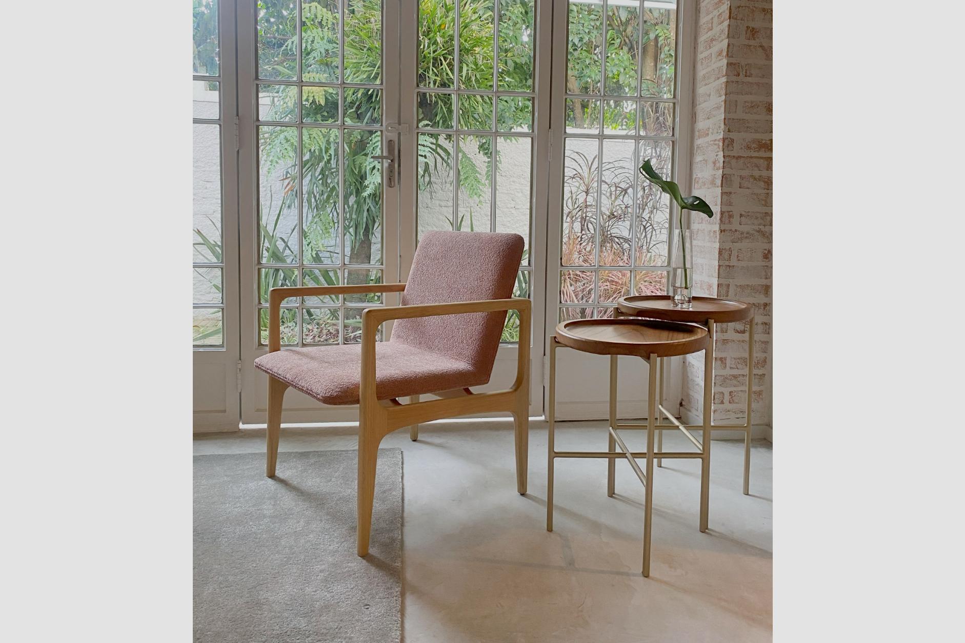 Quando ha creato la poltrona Oscar, Alessandra Delgado ha voluto un pezzo dai tratti delicati, esplorando le curve del legno con un design ispirato al lavoro del maestro designer Oscar Niemeyer. La poltrona Oscar è realizzata in legno massiccio e,