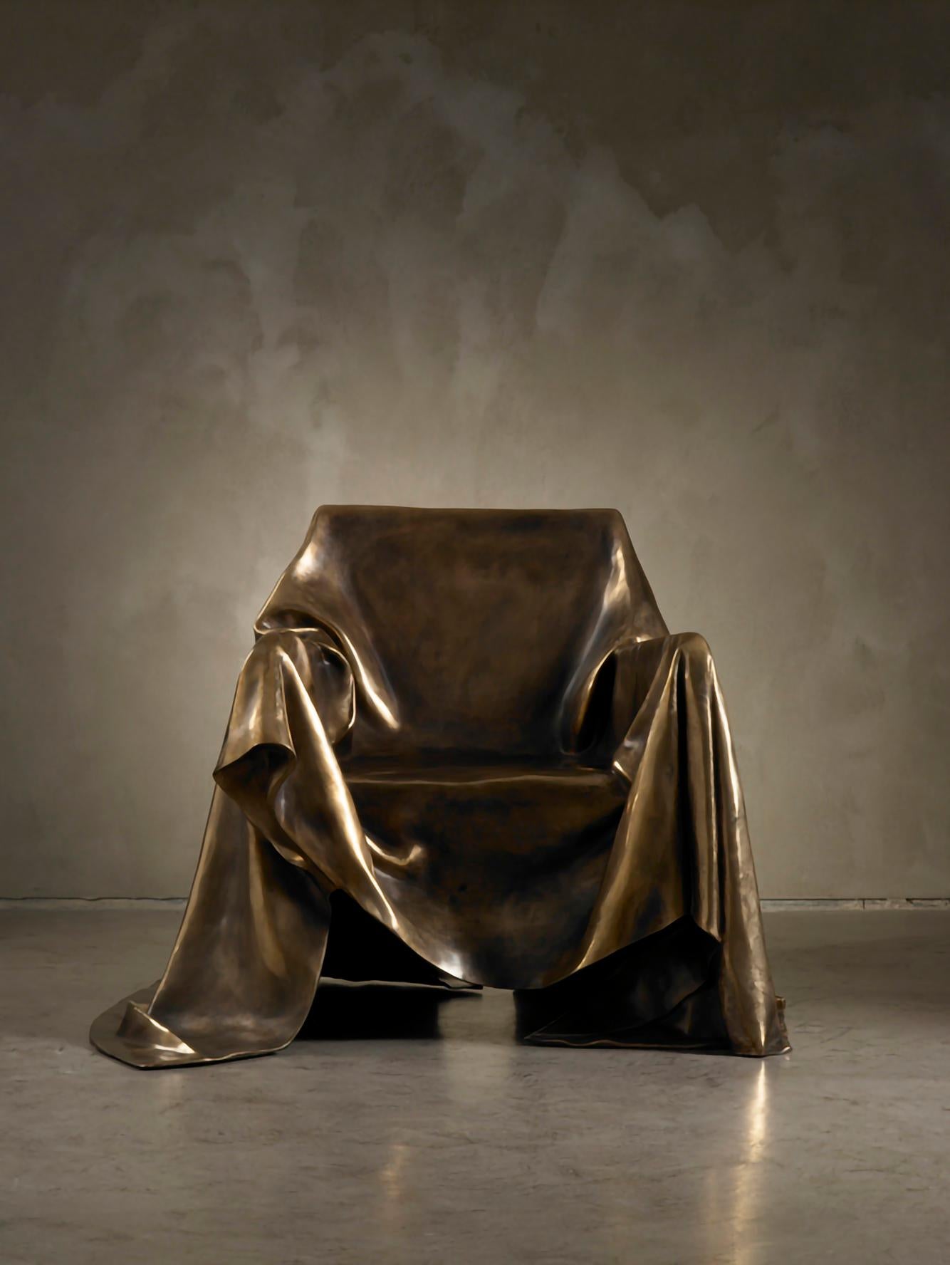 Außergewöhnlicher Sessel in einer limitierten Auflage von 9 Stück, hergestellt im Wachsausschmelzverfahren in Bronze für Dilmos Milano. Der Künstler Andrea Salvetti ließ sich von der Haltung der Madonna mit Christus in der berühmten Pietà-Skulptur