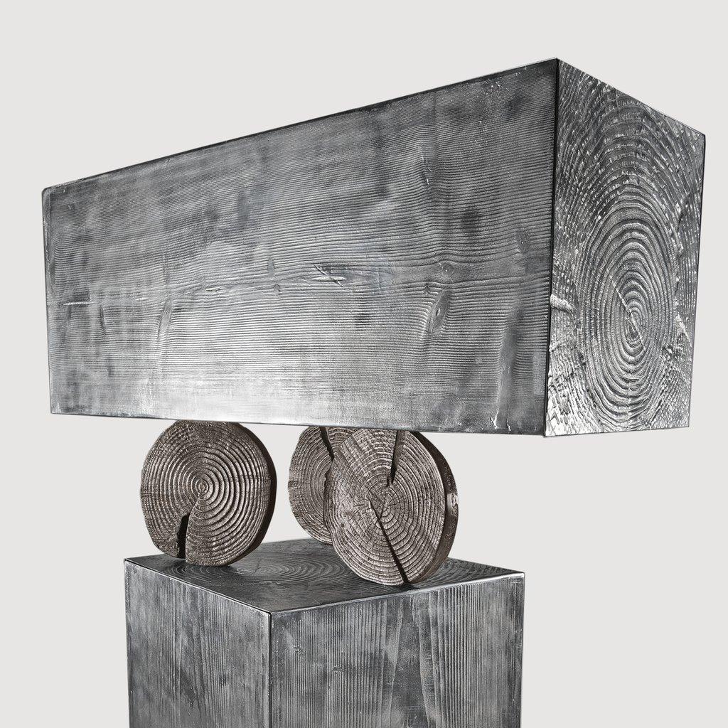 Mueble TOTEM de fundición de aluminio con módulos contenedores de textura de madera suspendidos por secciones de tronco para Dilmos Milano. Compuesto por estructuras de armarios de 2 puertas.
Firmado y numerado por el diseñador.
Adecuado para