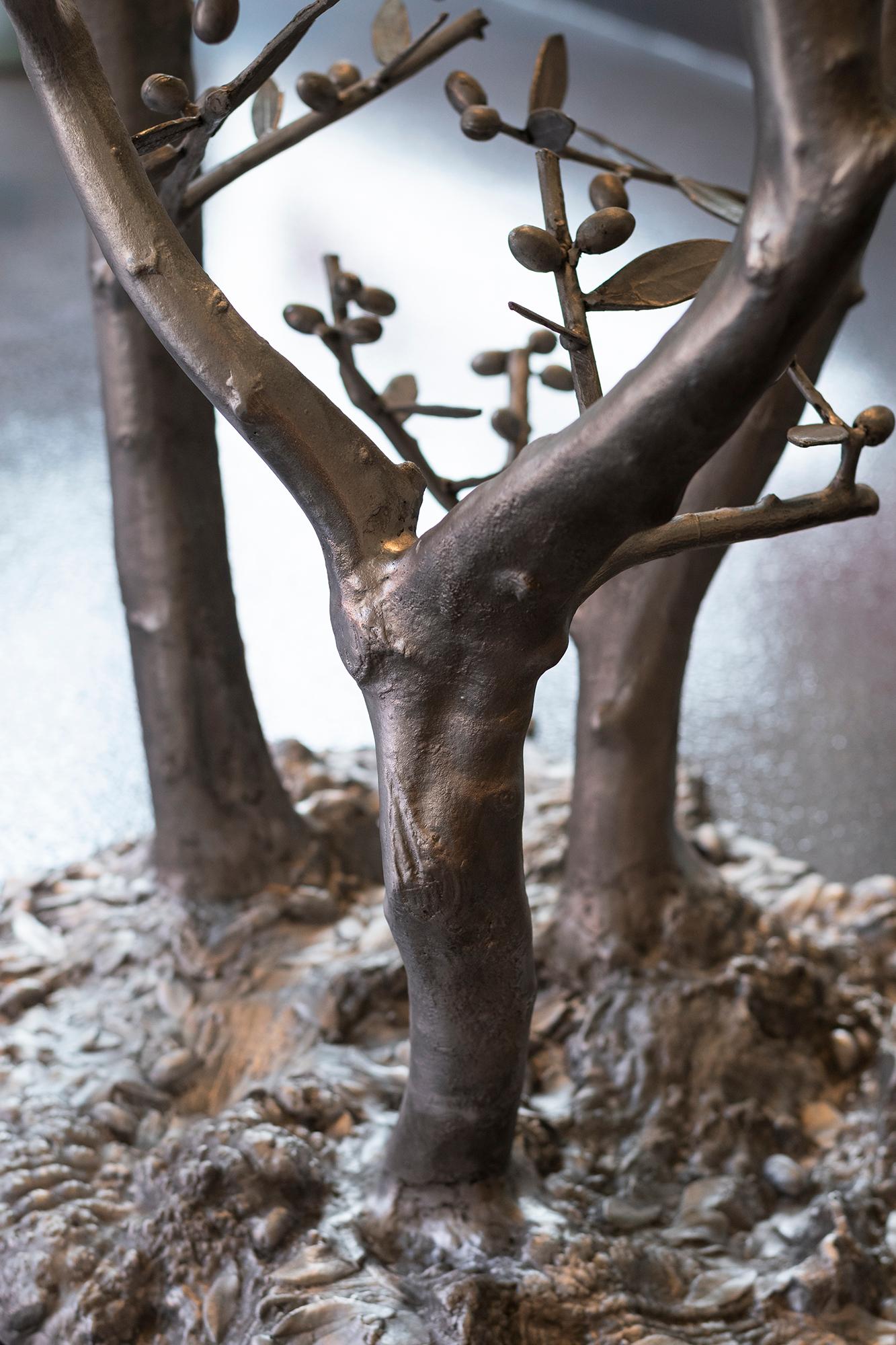 Dining table with base in aluminium cast that represents in detail an olive tree with all its textures for Dilmos Milano. Top in 19 mm round crystal.
Signed by the designer.

Size:
Diameter cm 130 x 71 H
Top available in any dimension between