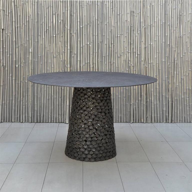 Esstisch aus schwarzem Aluminiumguss für Dilmos Milano. Der Tisch zeigt auf der Oberseite ein detailliertes Muster von Palmenblättern und die Basis stellt einen Palmenstamm dar.
Auch für den Außenbereich geeignet.
Limitierte Auflage von 8