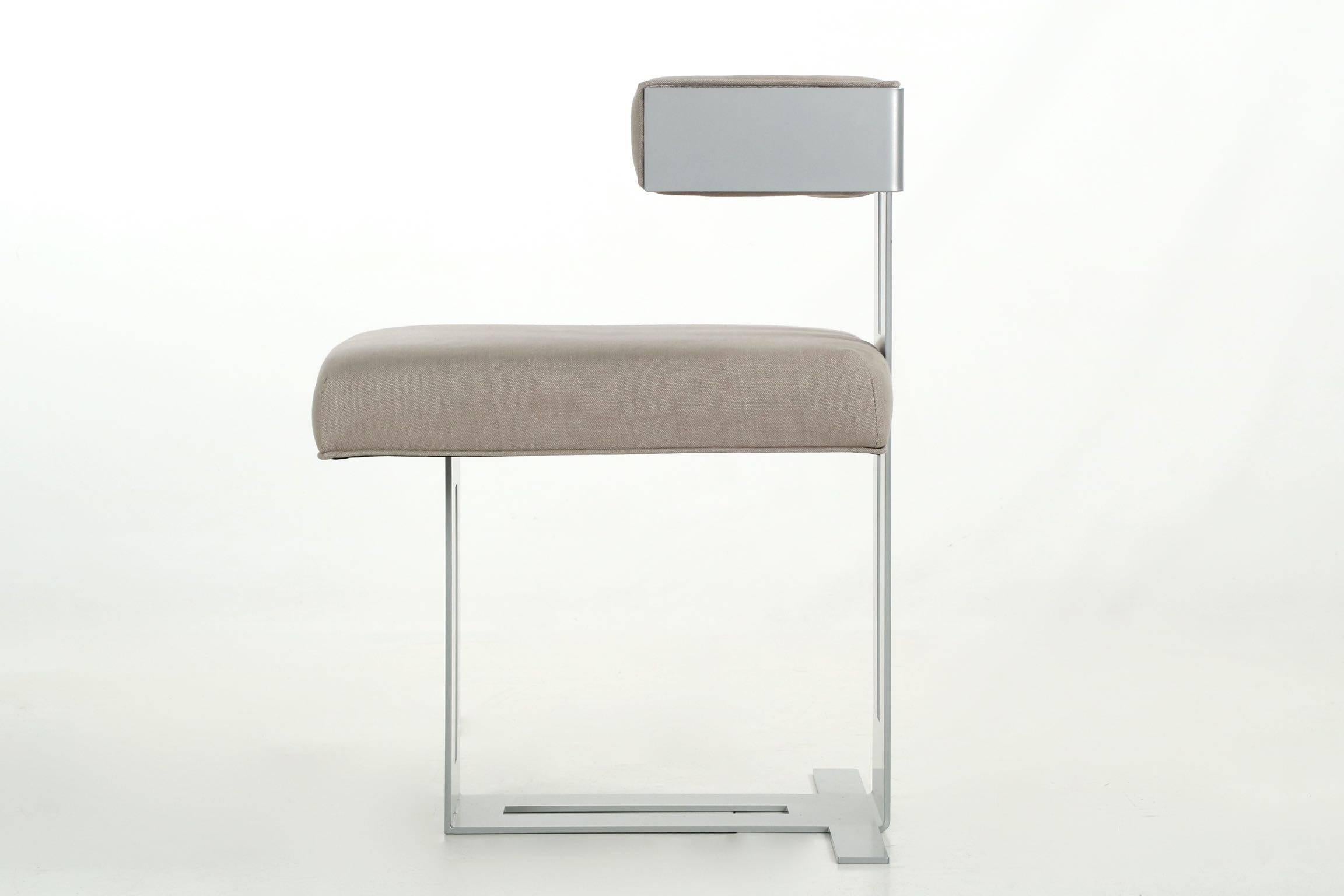 Sillón moderno angular de acero gris con otomana, Siglo XXI Recubrimiento de polvo en venta