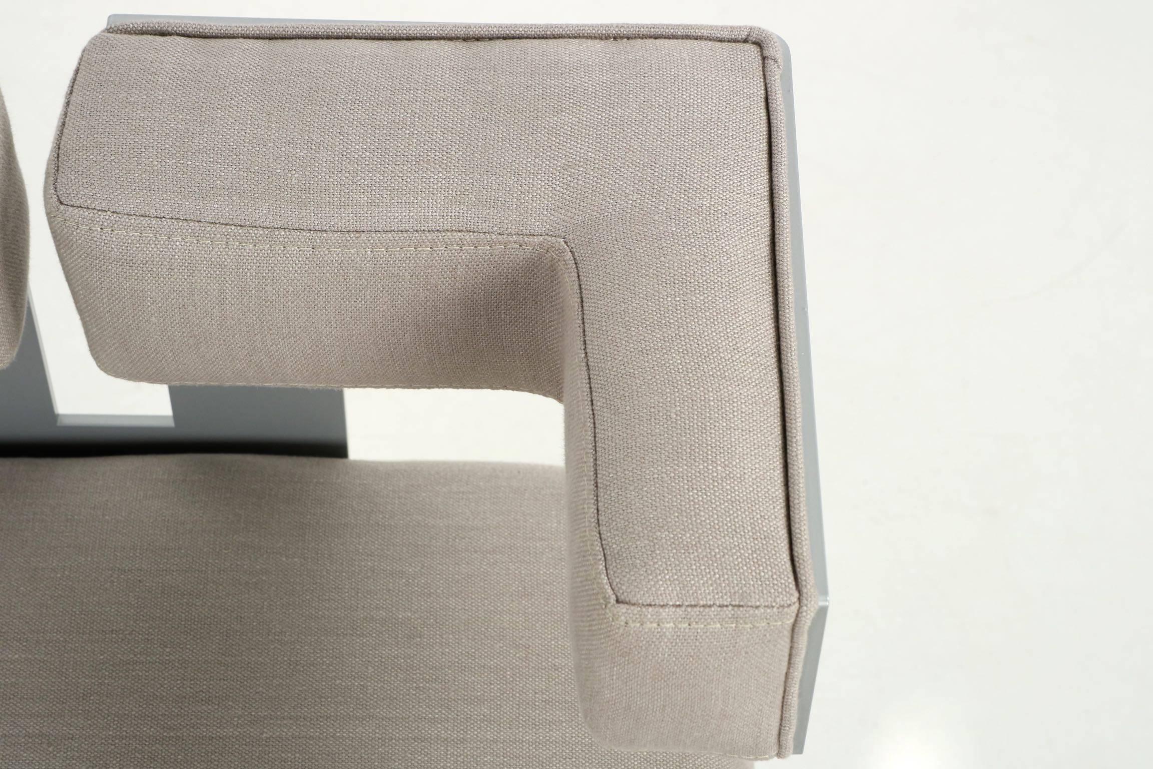 Sillón moderno angular de acero gris con otomana, Siglo XXI en venta 1