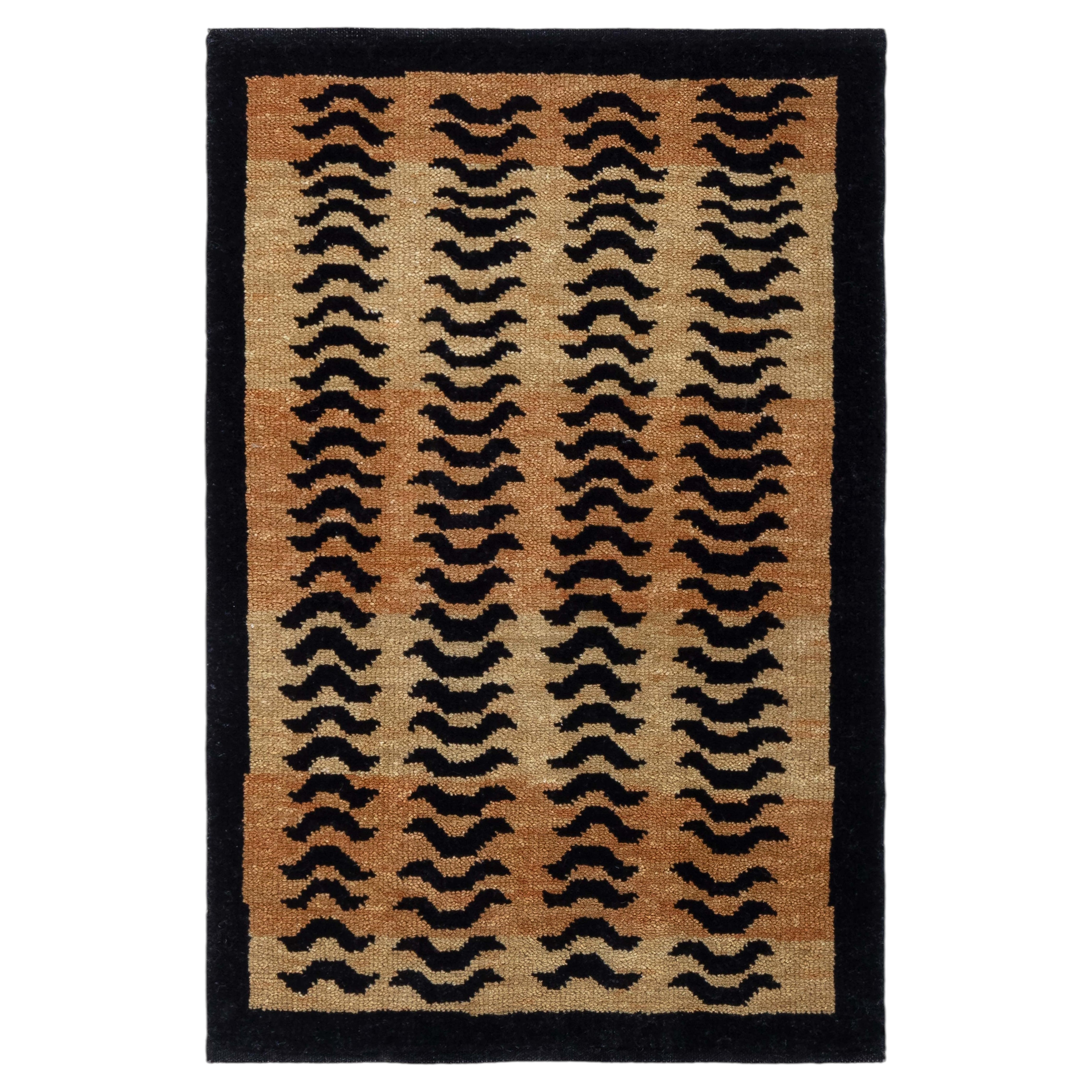 Moderner Teppich mit Chevron-Muster in warmem Beige und Schwarz „Tigrine“ von Doris Leslie Blau