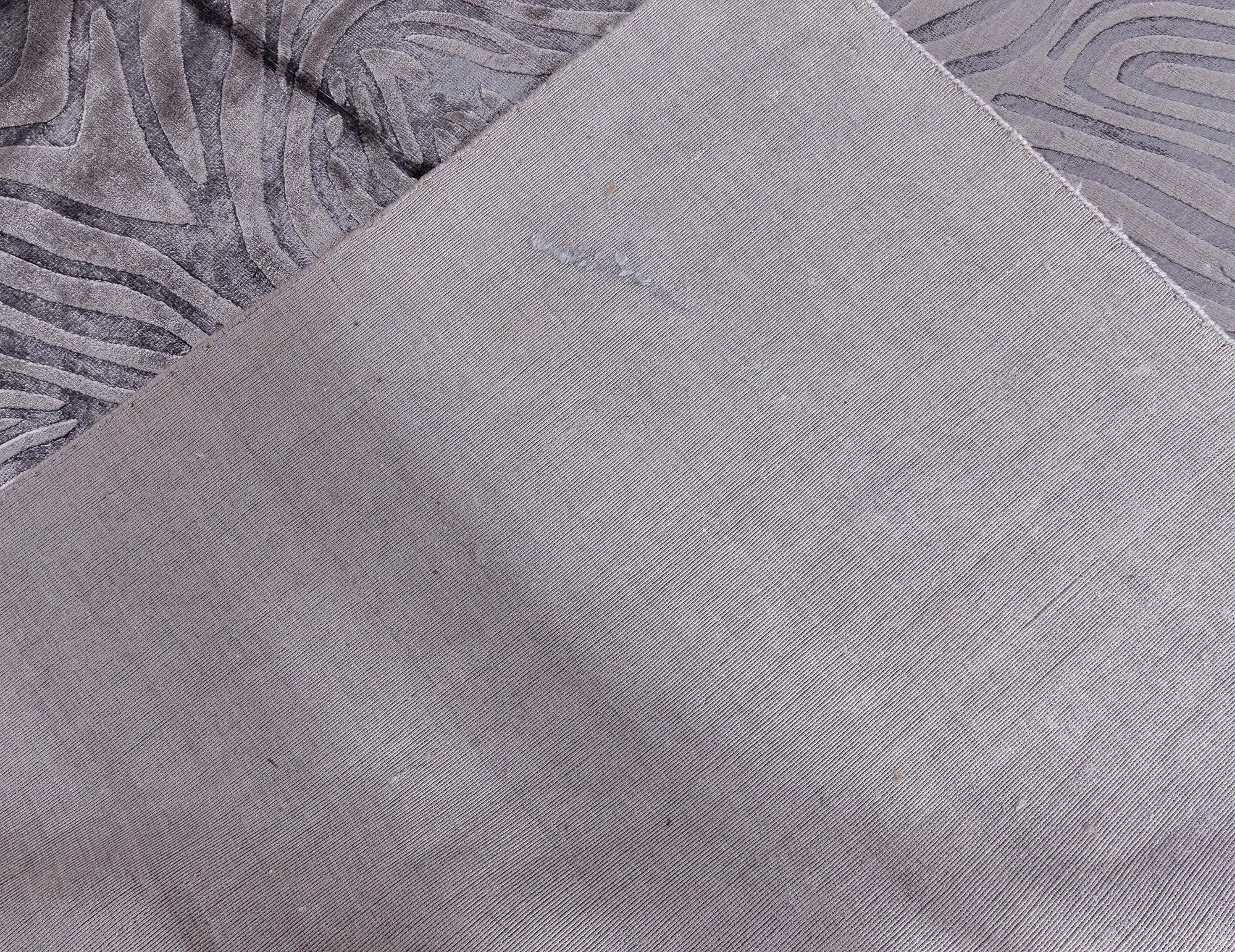Moderner handgeknüpfter Teppich aus grauer Seide mit Tiermuster von Doris Leslie Blau im Angebot 3