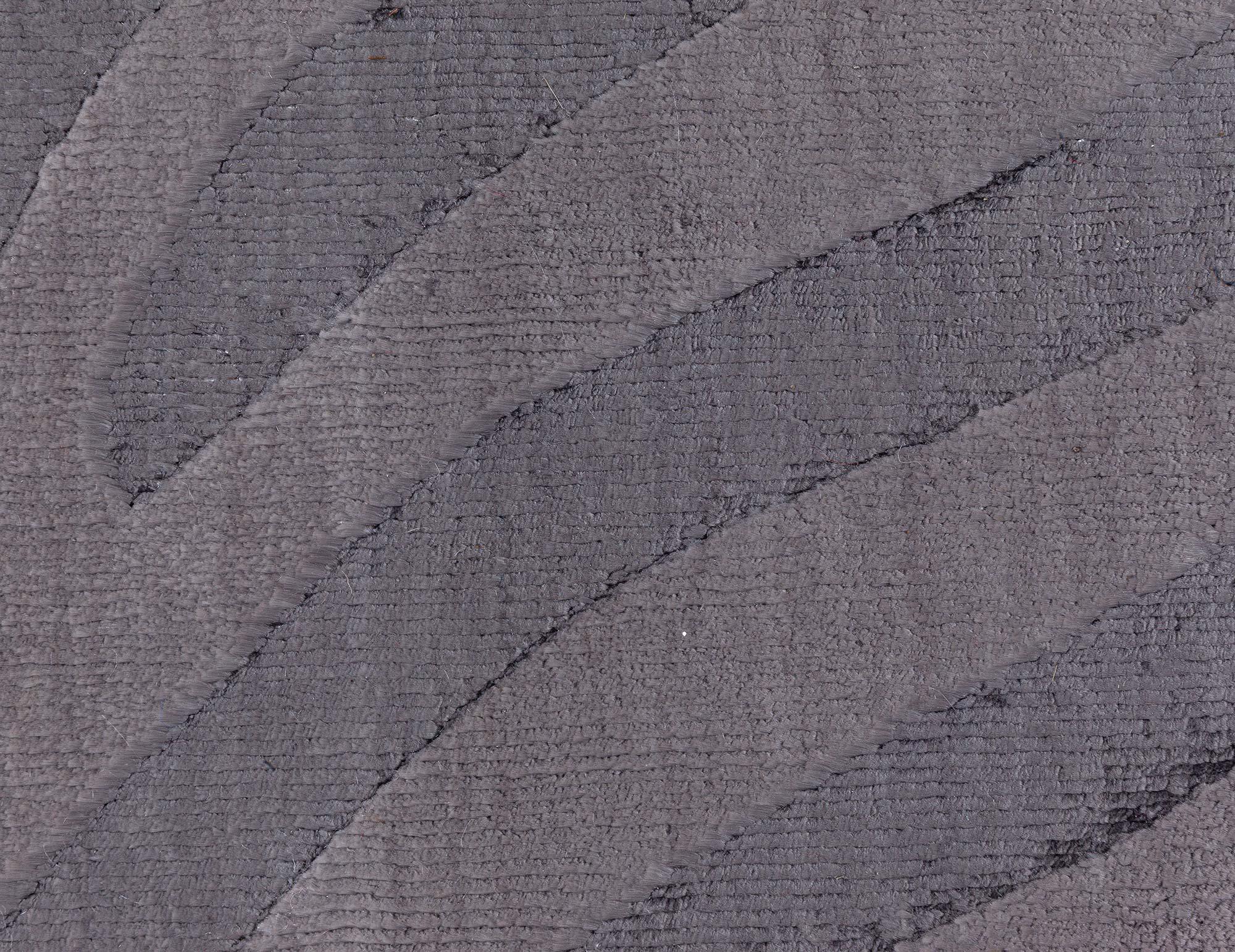 Moderner handgeknüpfter Teppich aus grauer Seide mit Tiermuster von Doris Leslie Blau (Handgeknüpft) im Angebot