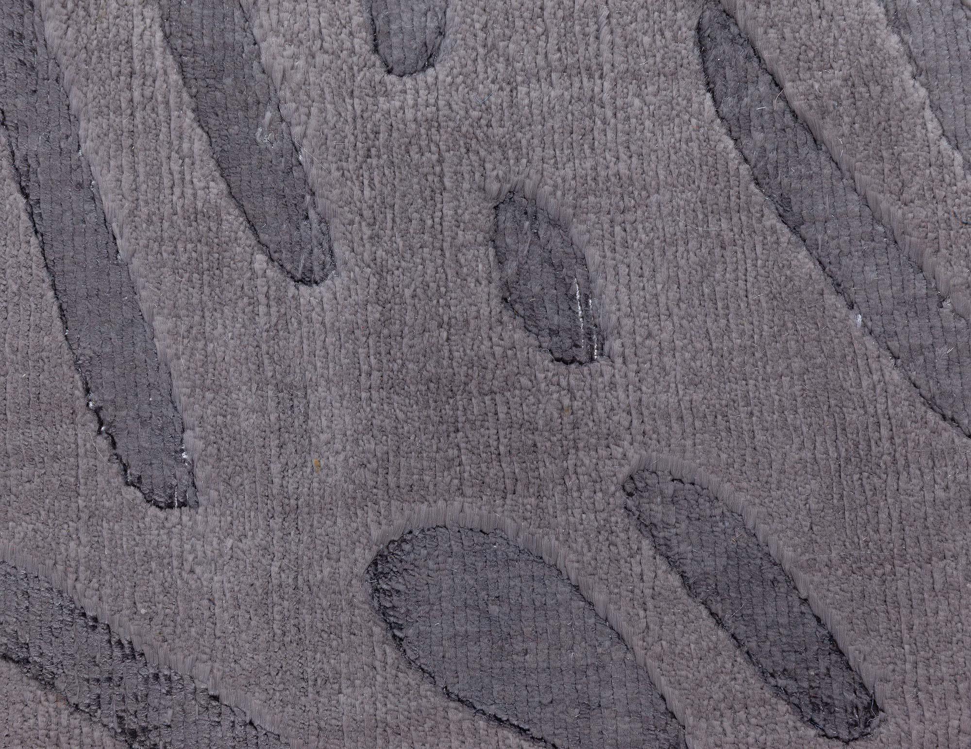 Moderner handgeknüpfter Teppich aus grauer Seide mit Tiermuster von Doris Leslie Blau im Zustand „Neu“ im Angebot in New York, NY