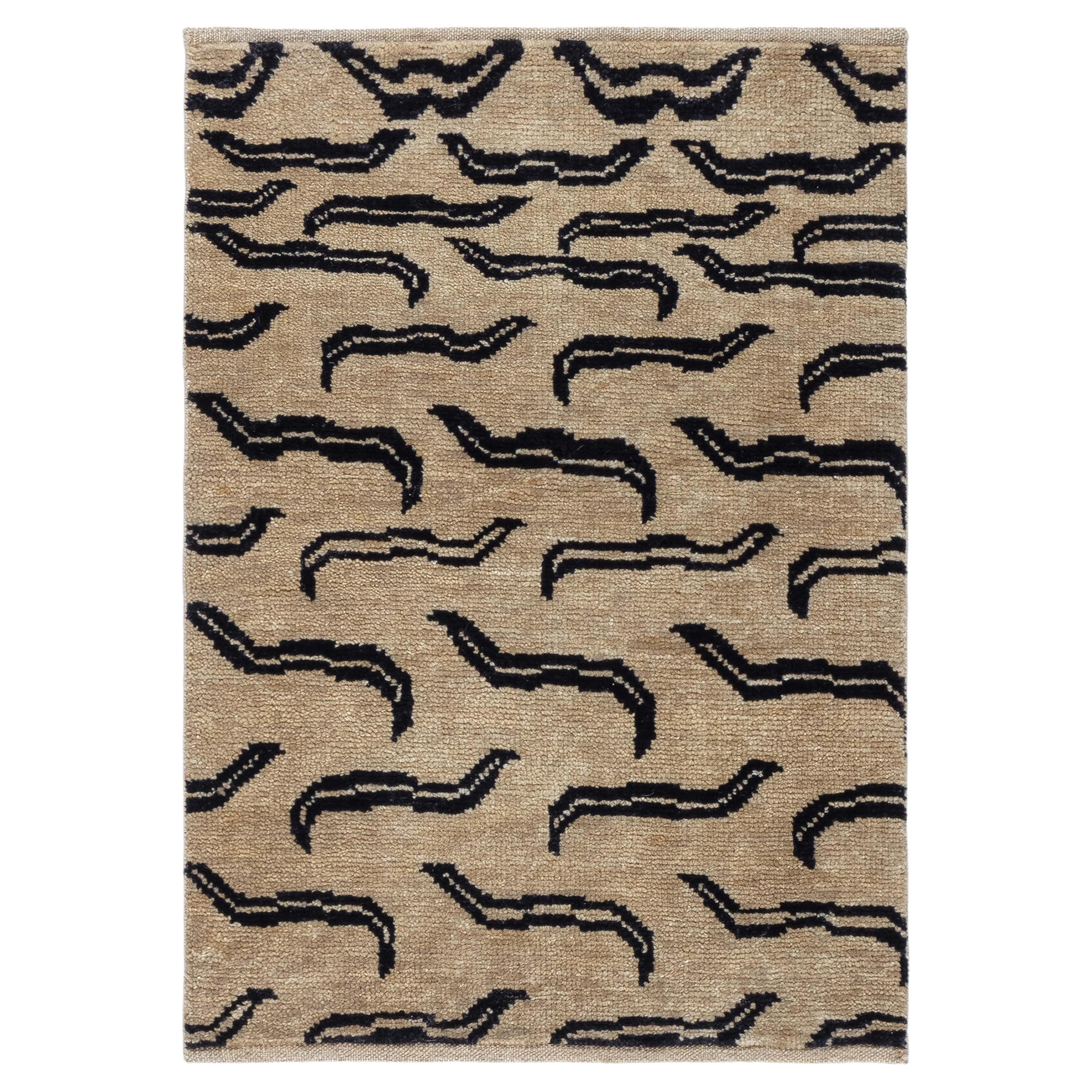 Moderner, handgefertigter Teppich „Ebonrift“ von Doris Leslie Blau mit geometrischen Tiermotiven in warmem Beige im Angebot
