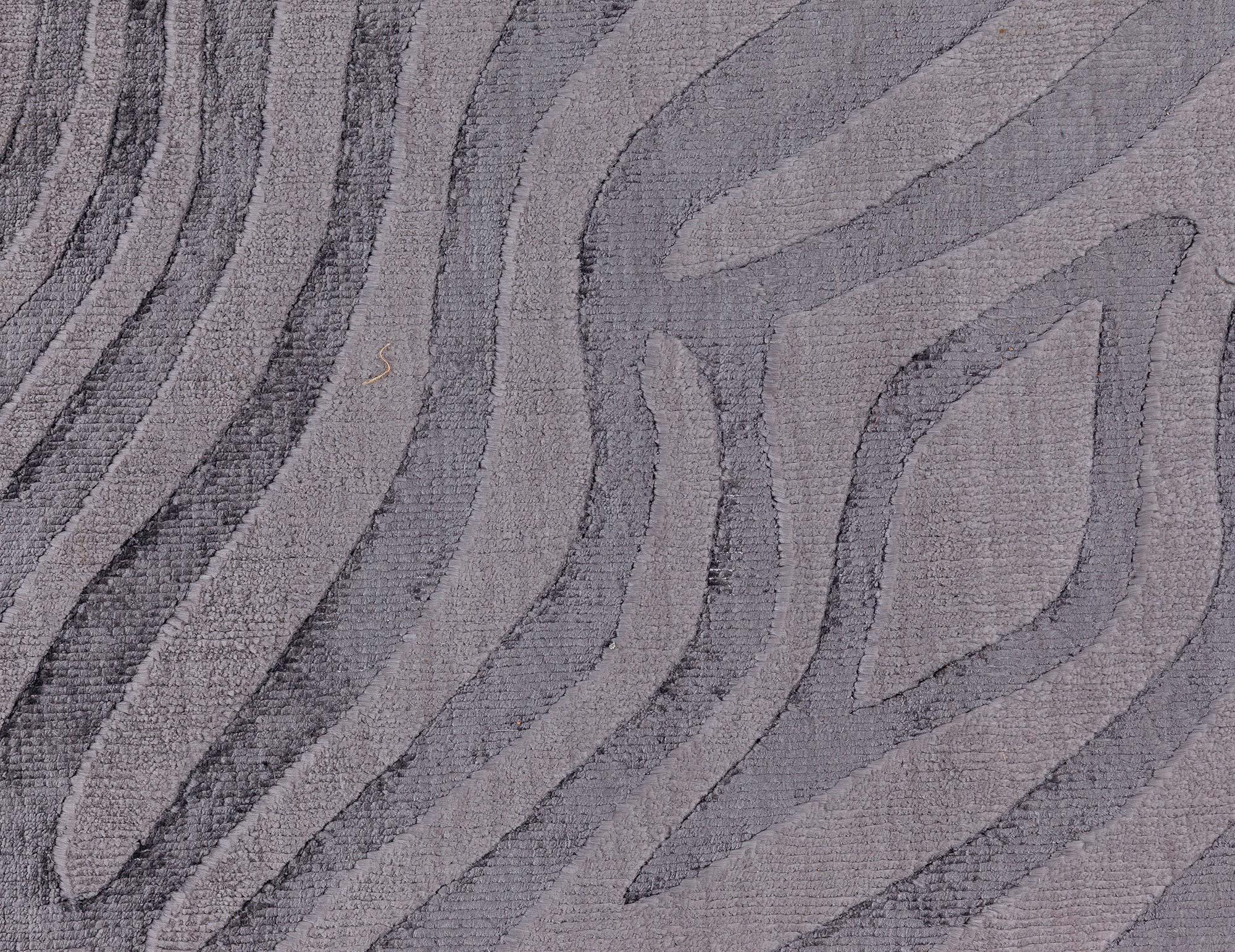 Moderner Bananenseidenteppich mit Tiermotiven von Doris Leslie Blau (Indisch) im Angebot