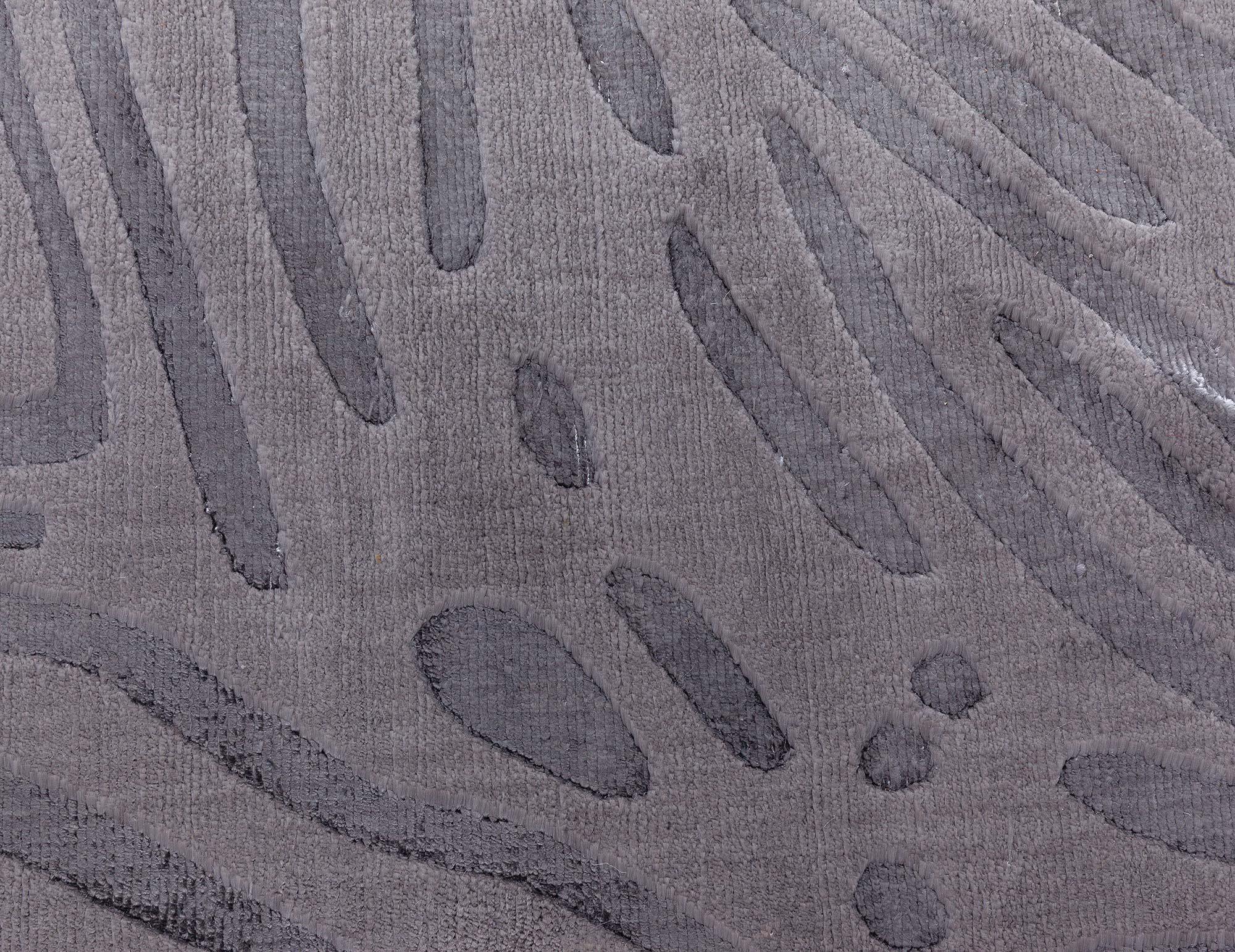 Moderner Bananenseidenteppich mit Tiermotiven von Doris Leslie Blau (Wolle) im Angebot