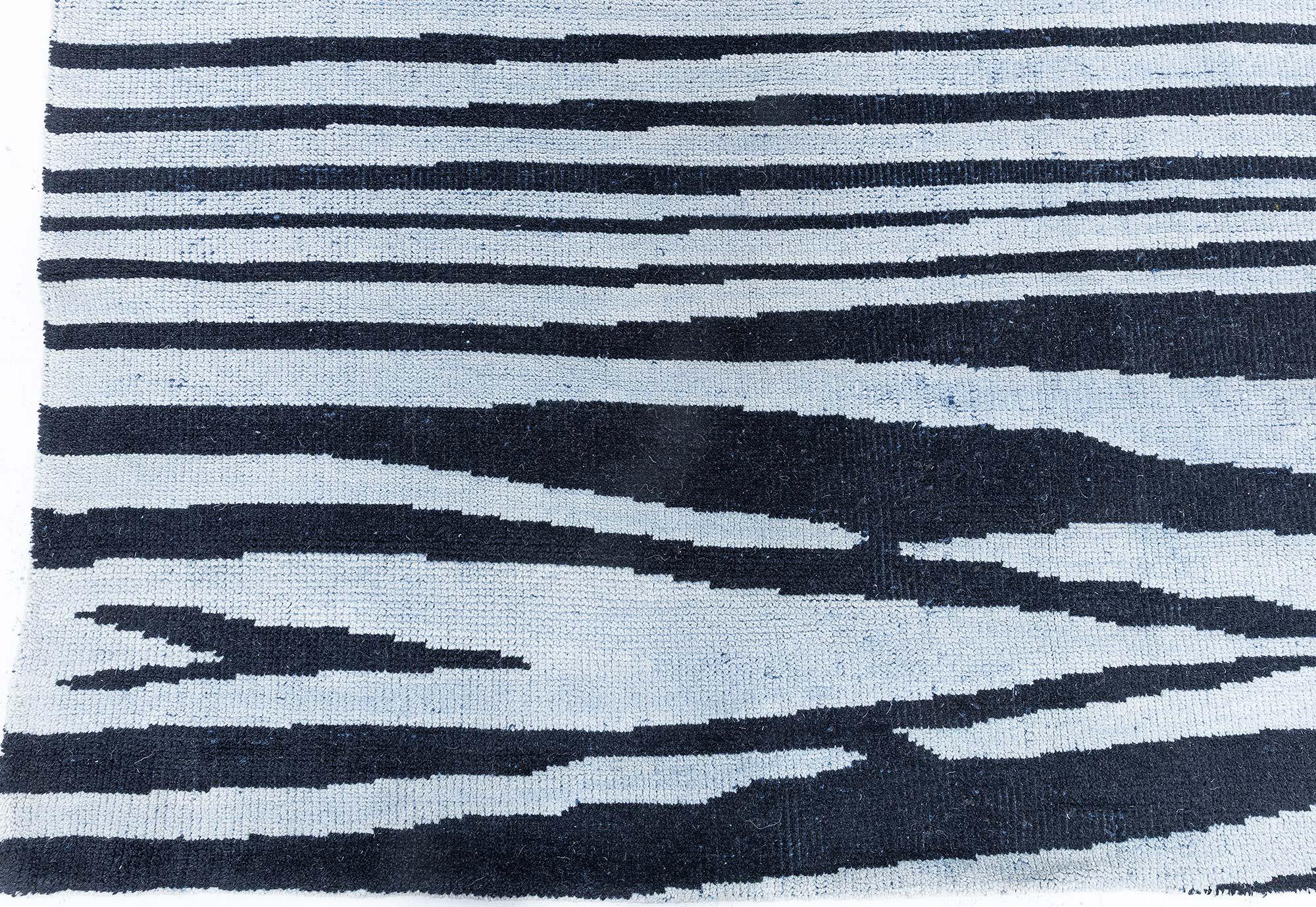 Moderne Tapis moderne en laine noir et bleu à motif de zèbre en peau d'animal par Doris Leslie Blau en vente