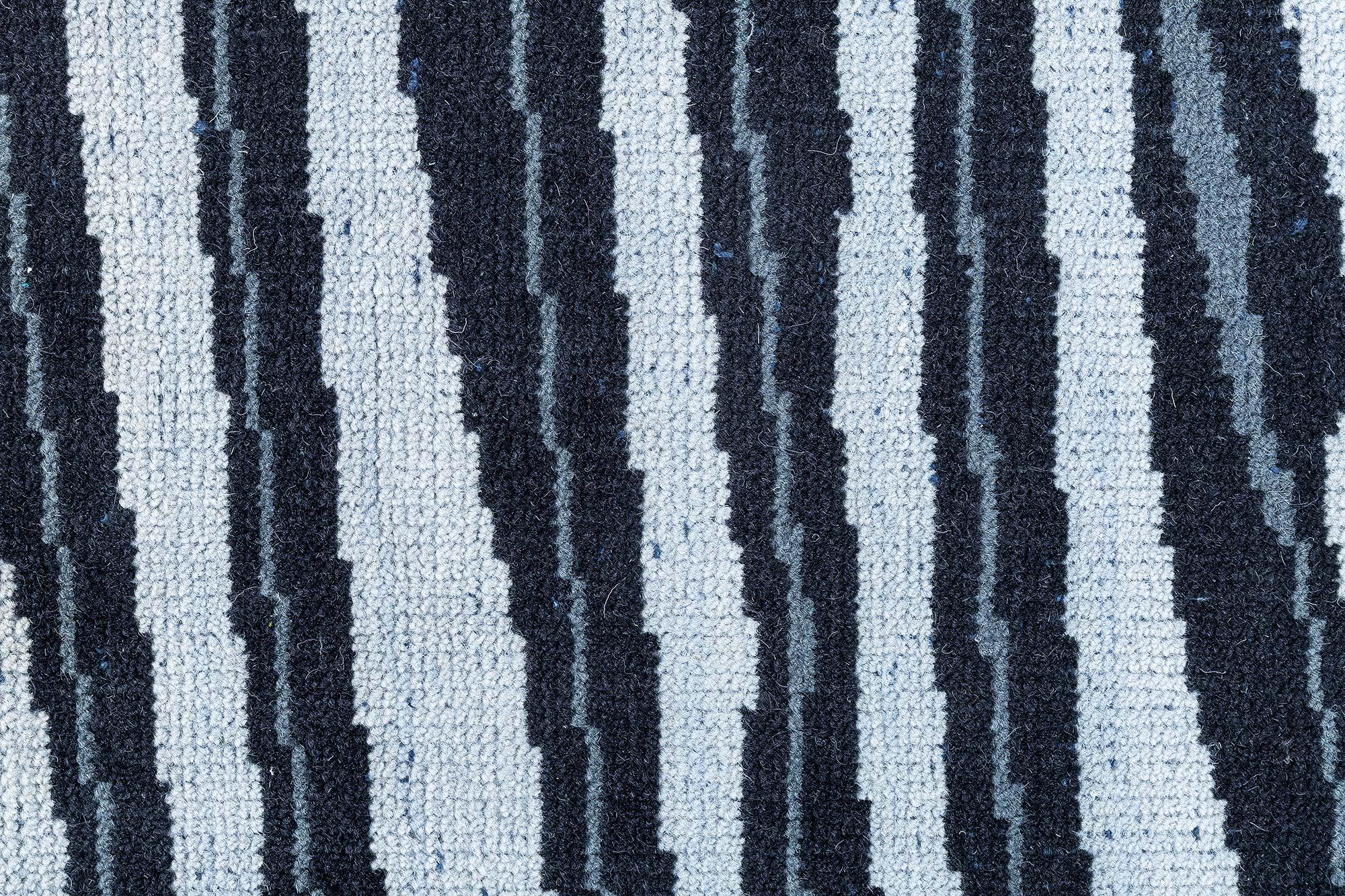 Indien Tapis moderne en laine noir et bleu à motif de zèbre en peau d'animal par Doris Leslie Blau en vente