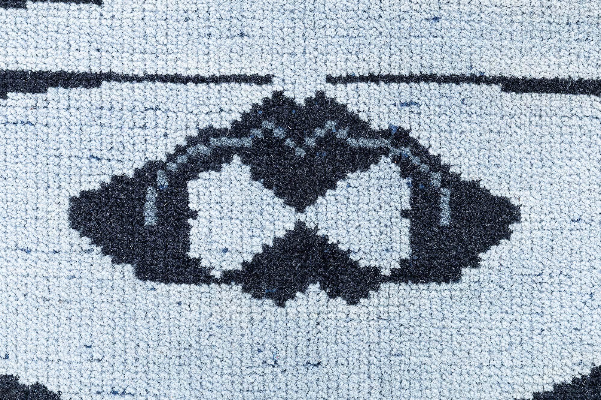 Noué à la main Tapis moderne en laine noir et bleu à motif de zèbre en peau d'animal par Doris Leslie Blau en vente