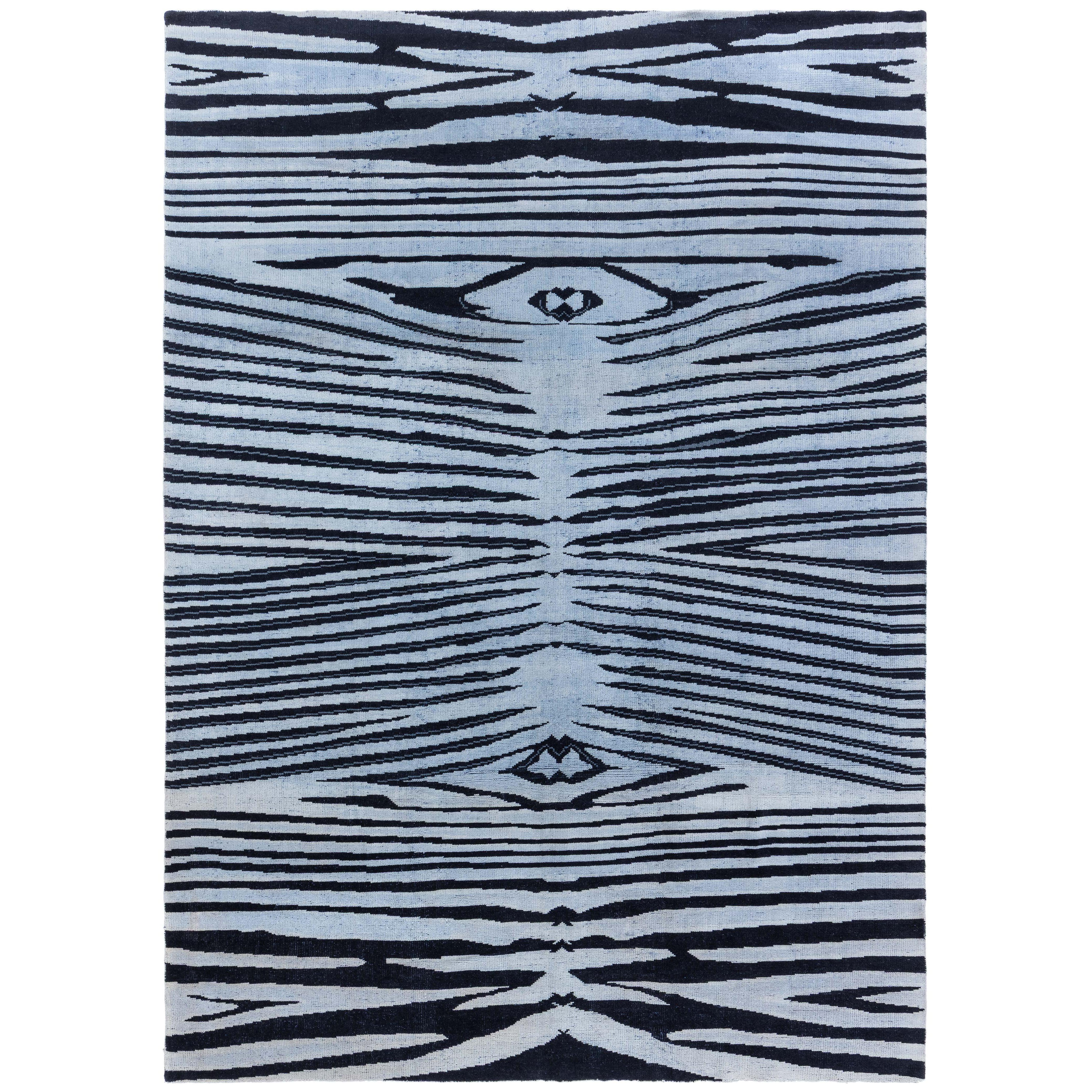 Tapis moderne en laine noir et bleu à motif de zèbre en peau d
animal par Doris Leslie Blau
